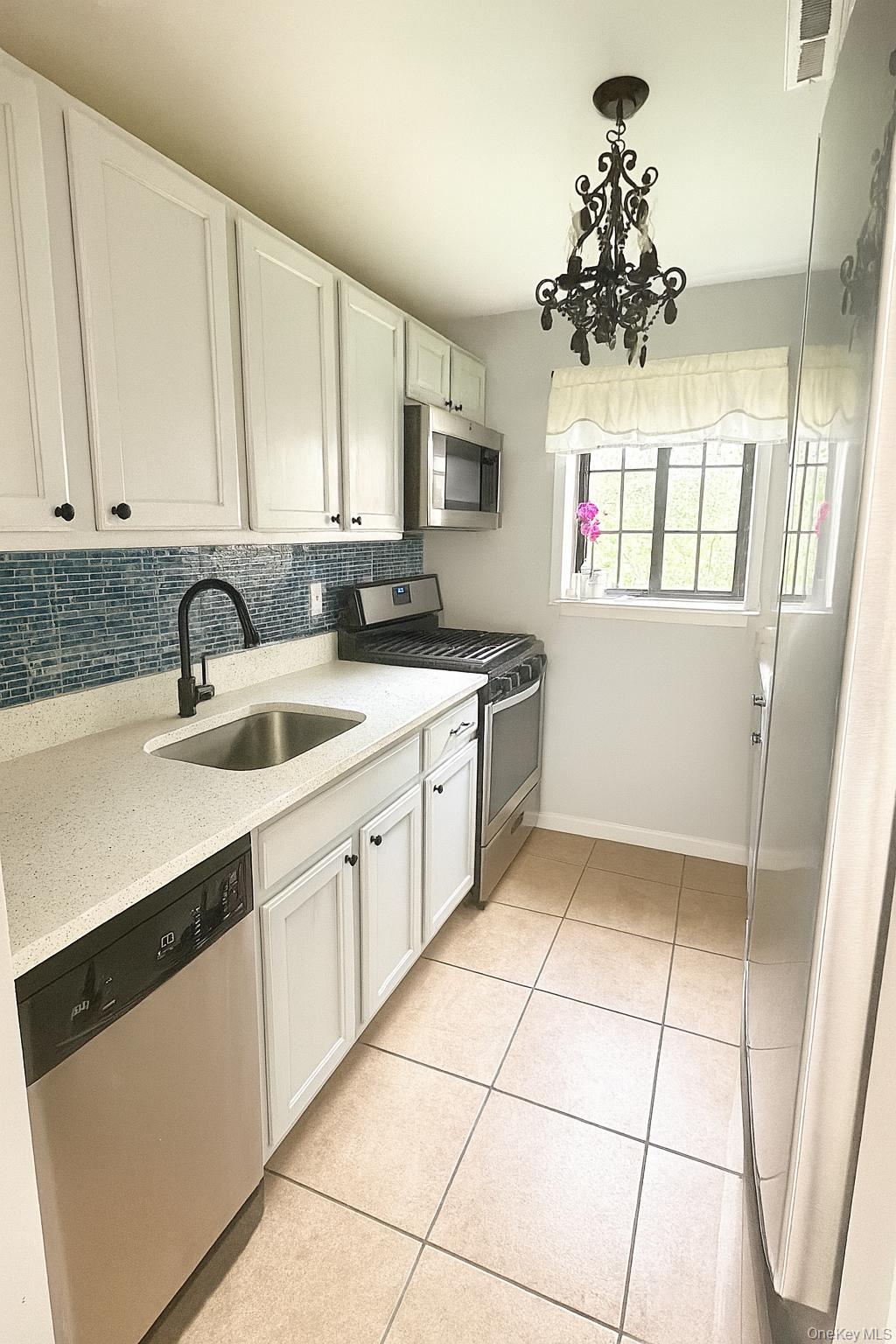 #1 photo, 13 Pinebrook Place, 롱 아일랜드 Bay Shore , NY 11706