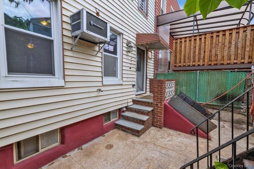 #12 photo, 6146 56th Street, קווינס Maspeth , NY 11378