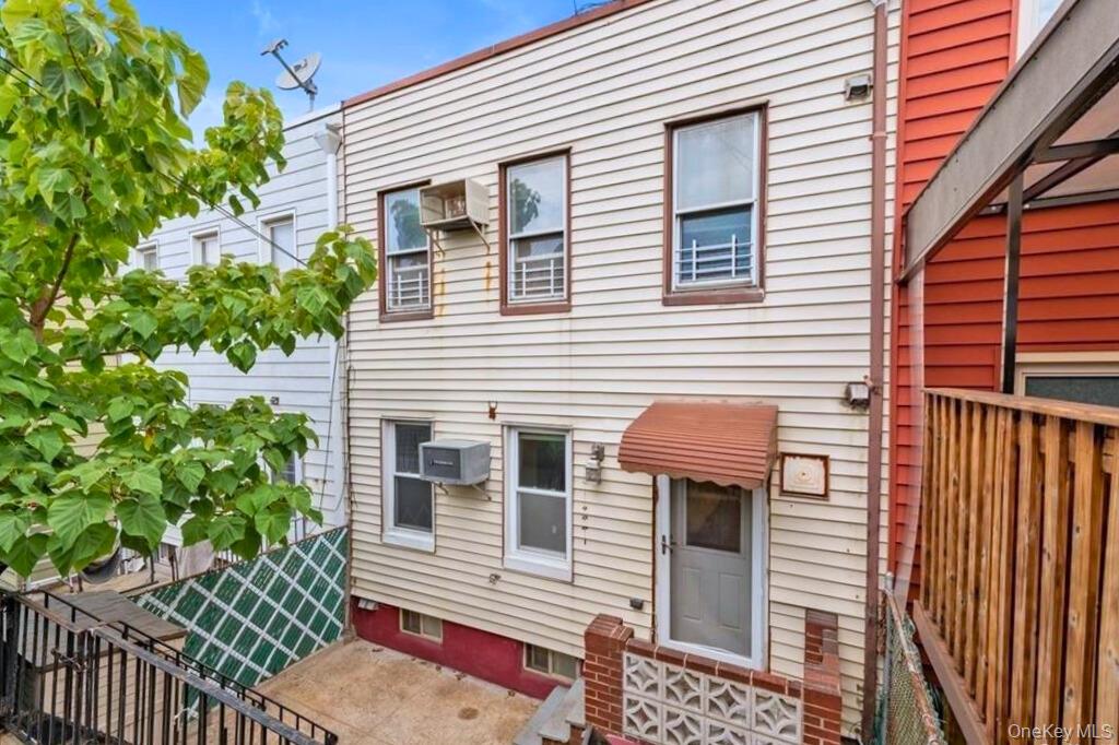 #13 photo, 6146 56th Street, קווינס Maspeth , NY 11378