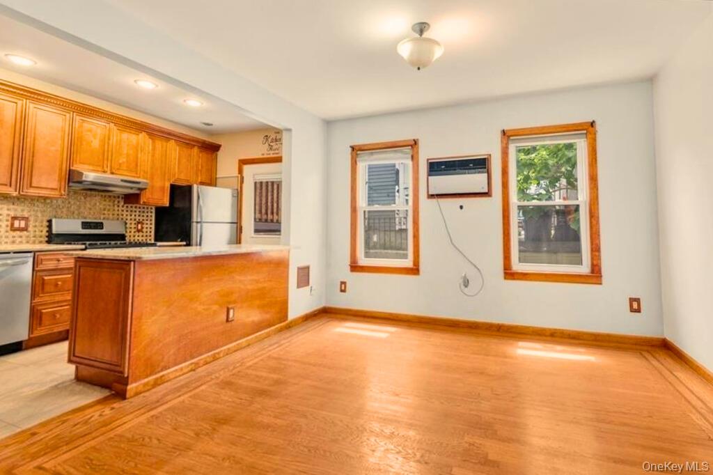 #4 photo, 6146 56th Street, קווינס Maspeth , NY 11378