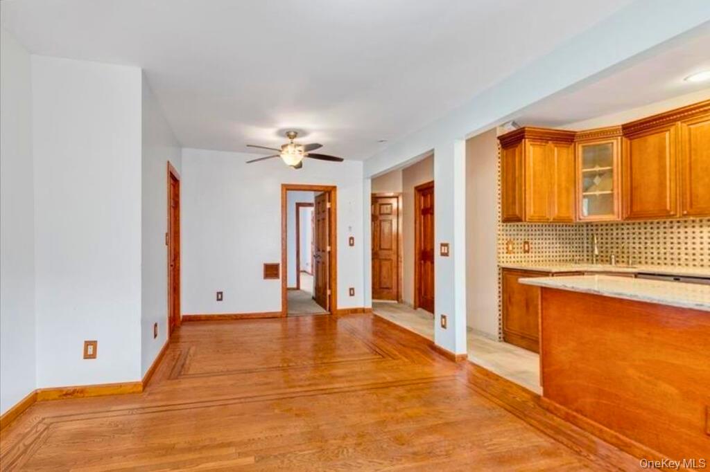 #5 photo, 6146 56th Street, קווינס Maspeth , NY 11378