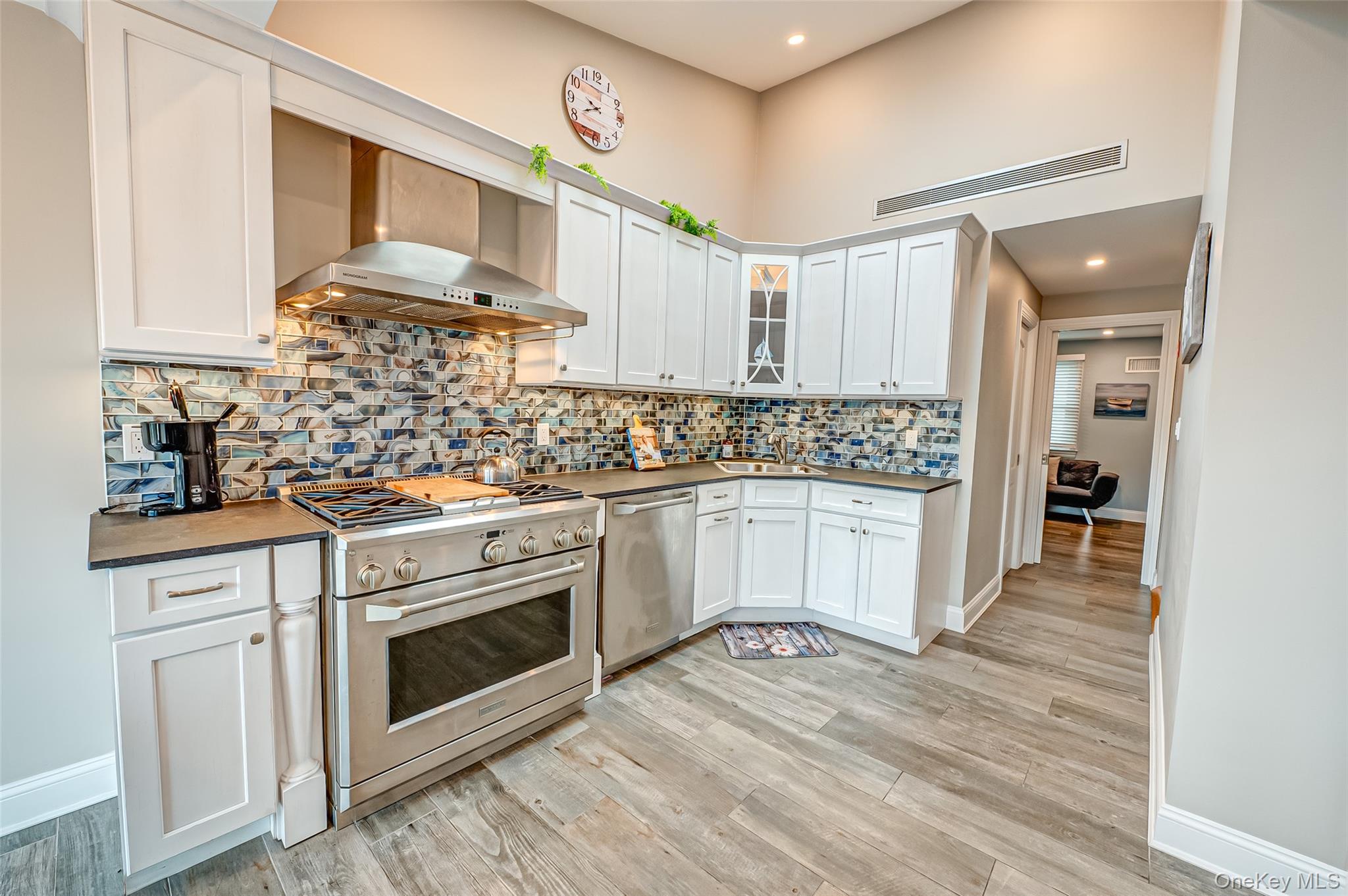 #8 photo, 71 S Bay Drive, سوفولك Babylon , NY 11702