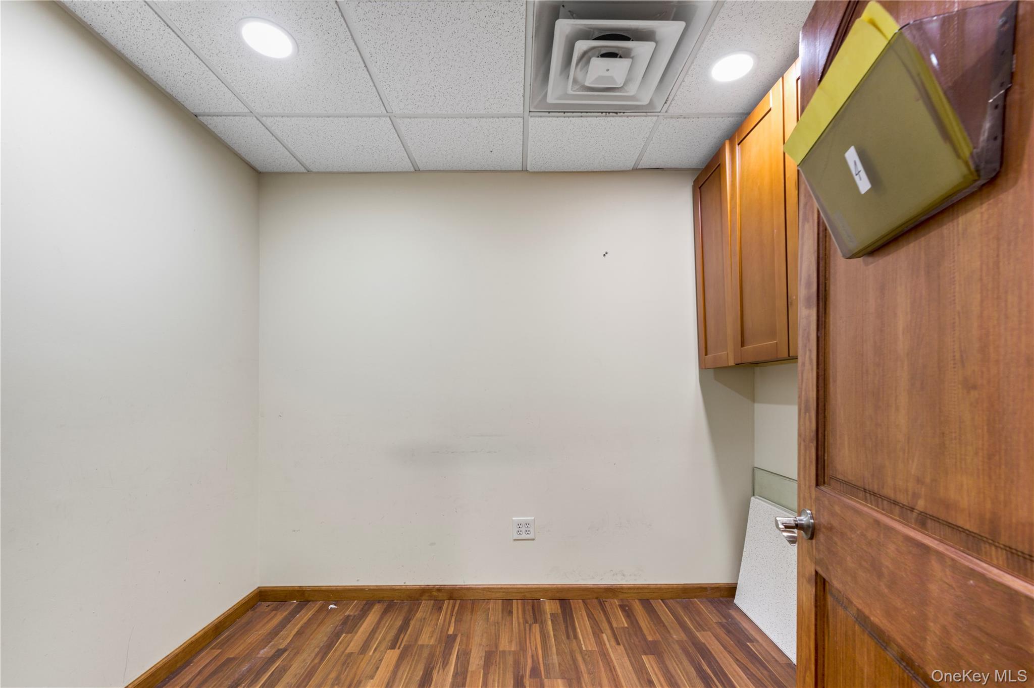 #16 photo, 41-60 Main Street, Куинс ‖ Elmhurst , NY 11355