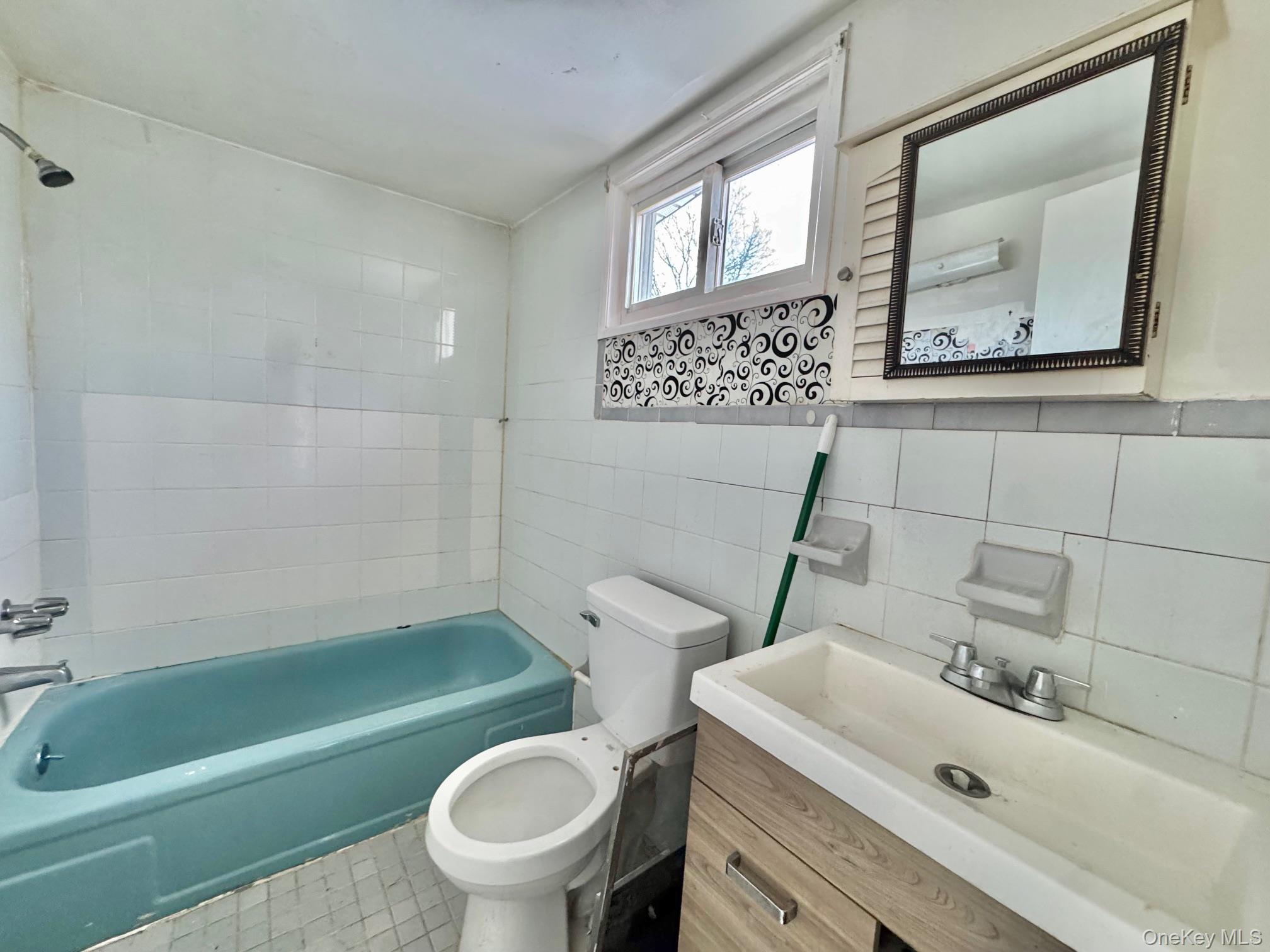 #8 photo, 622 Broadway, Amityville , NY 11701