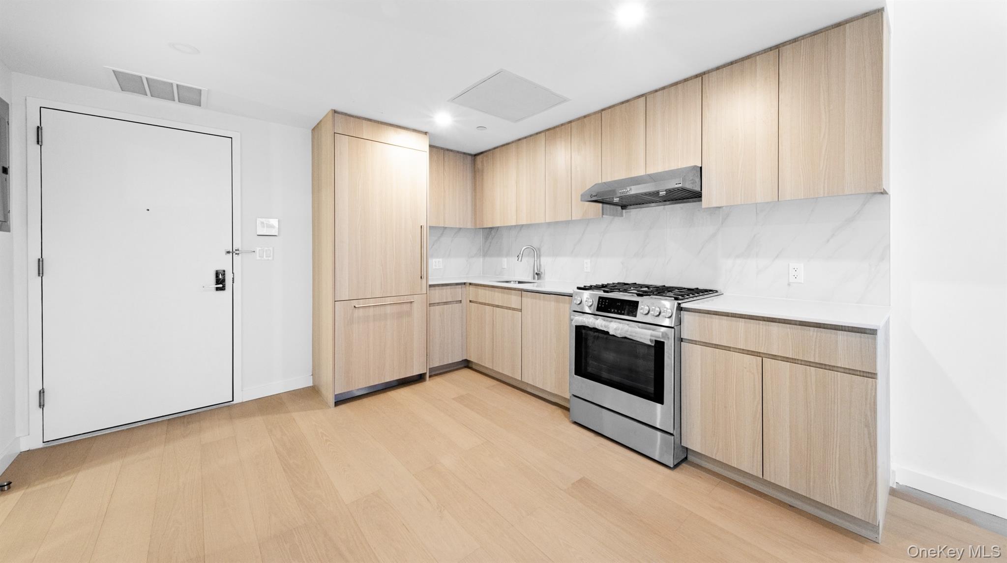 #4 photo, 33-71 Prince Street, फ्लशिंग Flushing , NY 11354