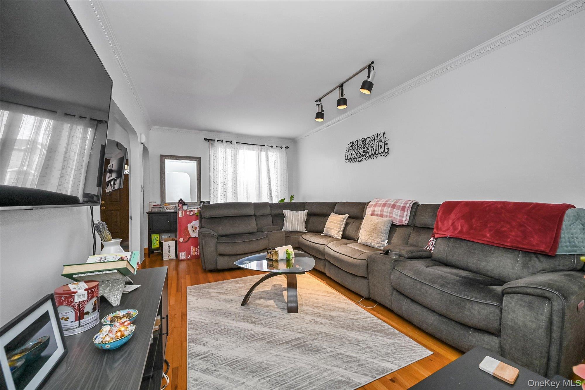 #2 photo, 53-08 193rd Street, Куинс ‖ Fresh Meadows , NY 11365