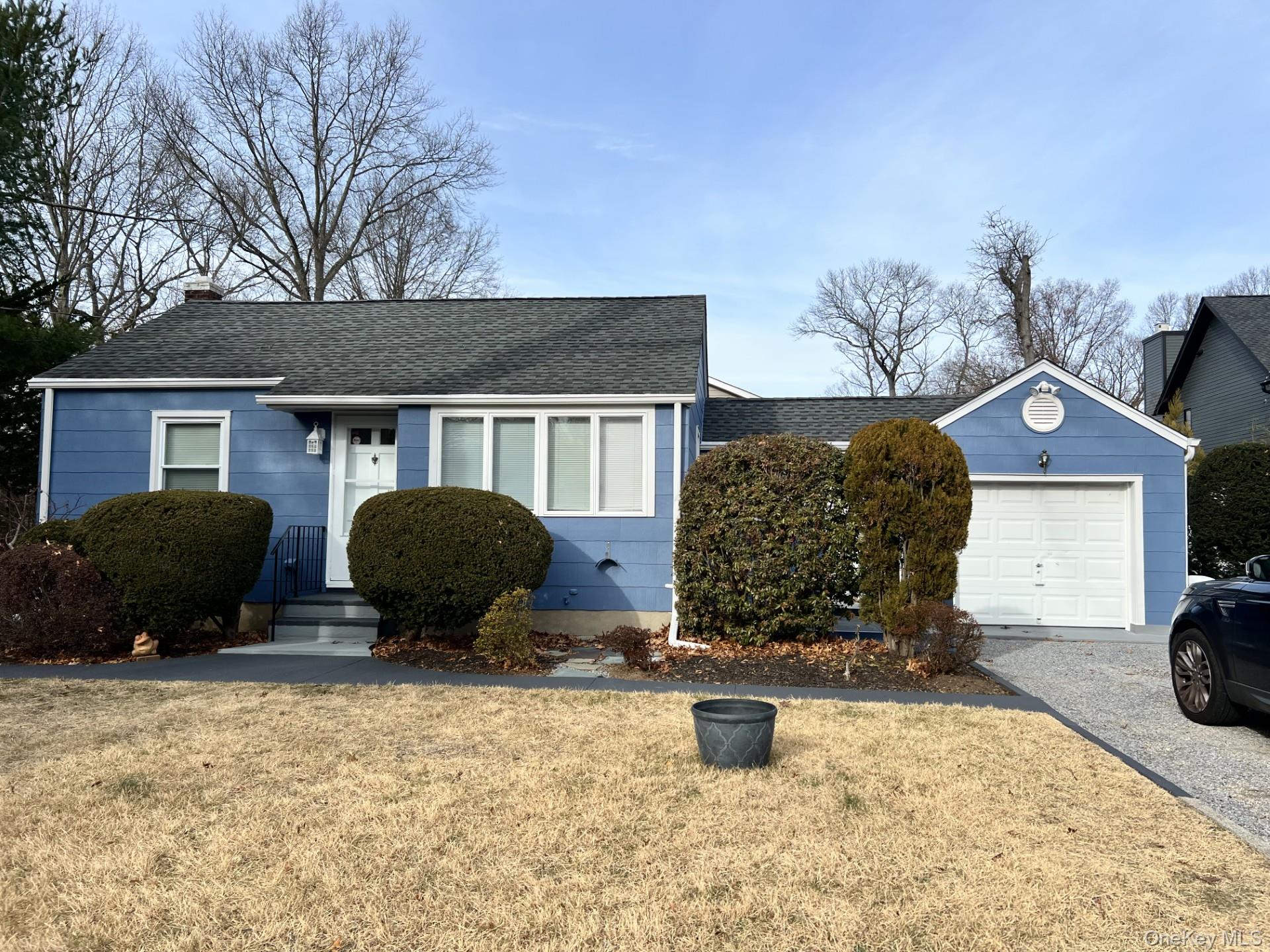 #1 photo, 223 Clay Pitts Road, Саффолк ‖ East Northport , NY 11731