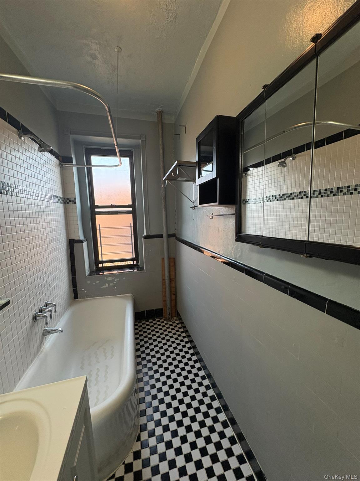 #7 photo, 37-20 83rd St, Jackson Heights , NY 11372