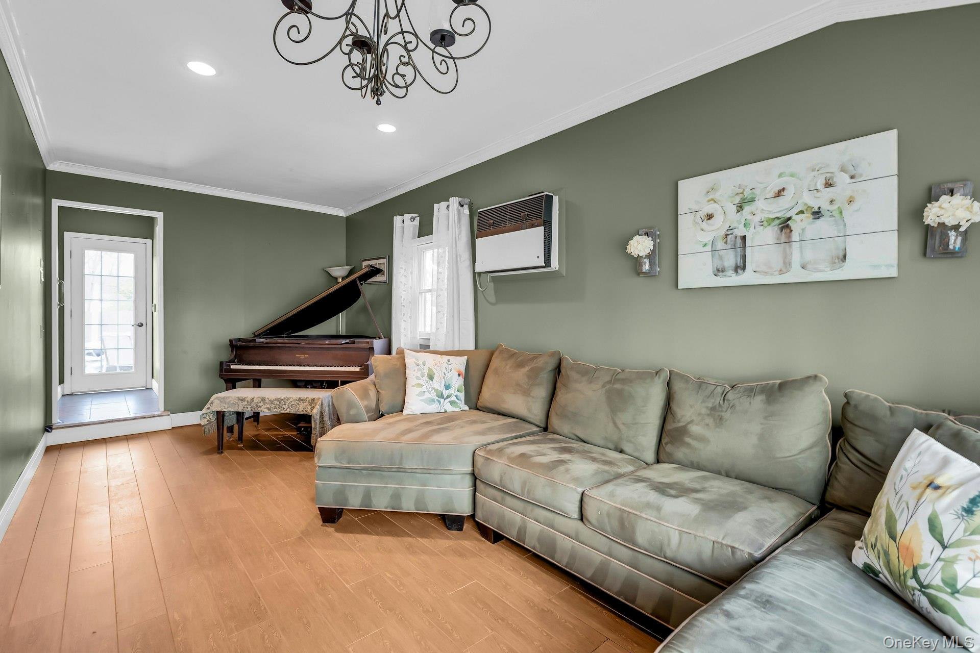 #8 photo, 358 Rider Avenue, מחוז סאפוק Patchogue , NY 11772