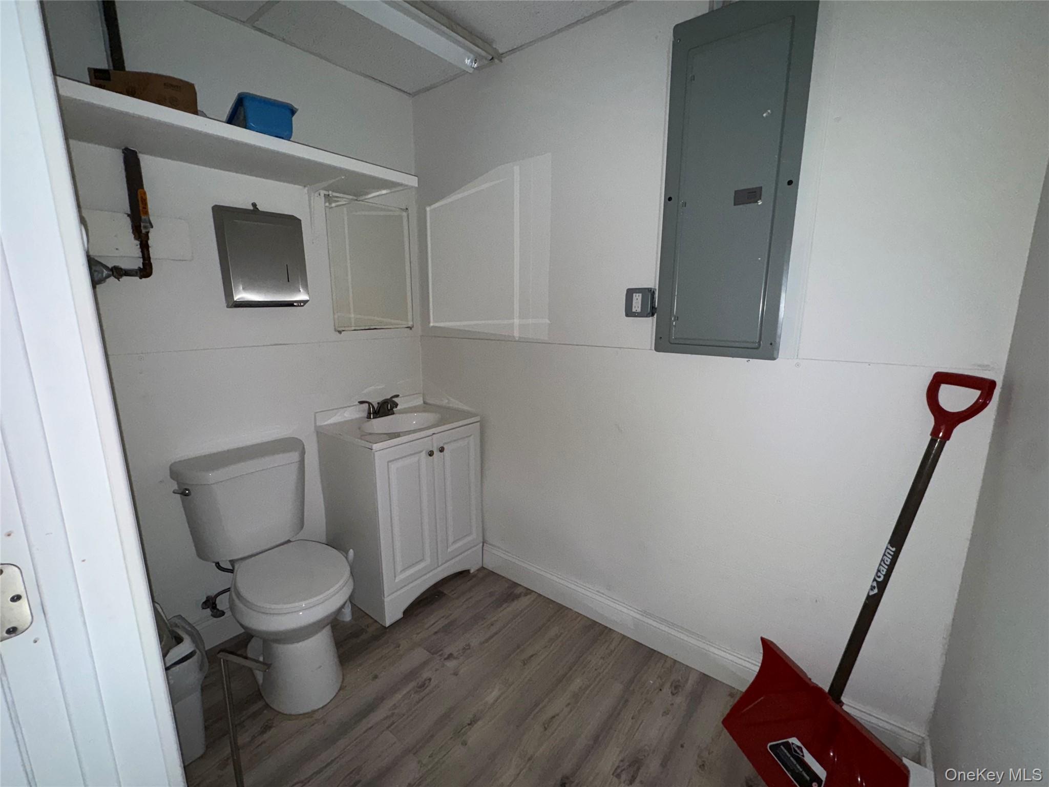 #12 photo, 176 N Country Road, מחוז סאפוק Mount Sinai , NY 11766