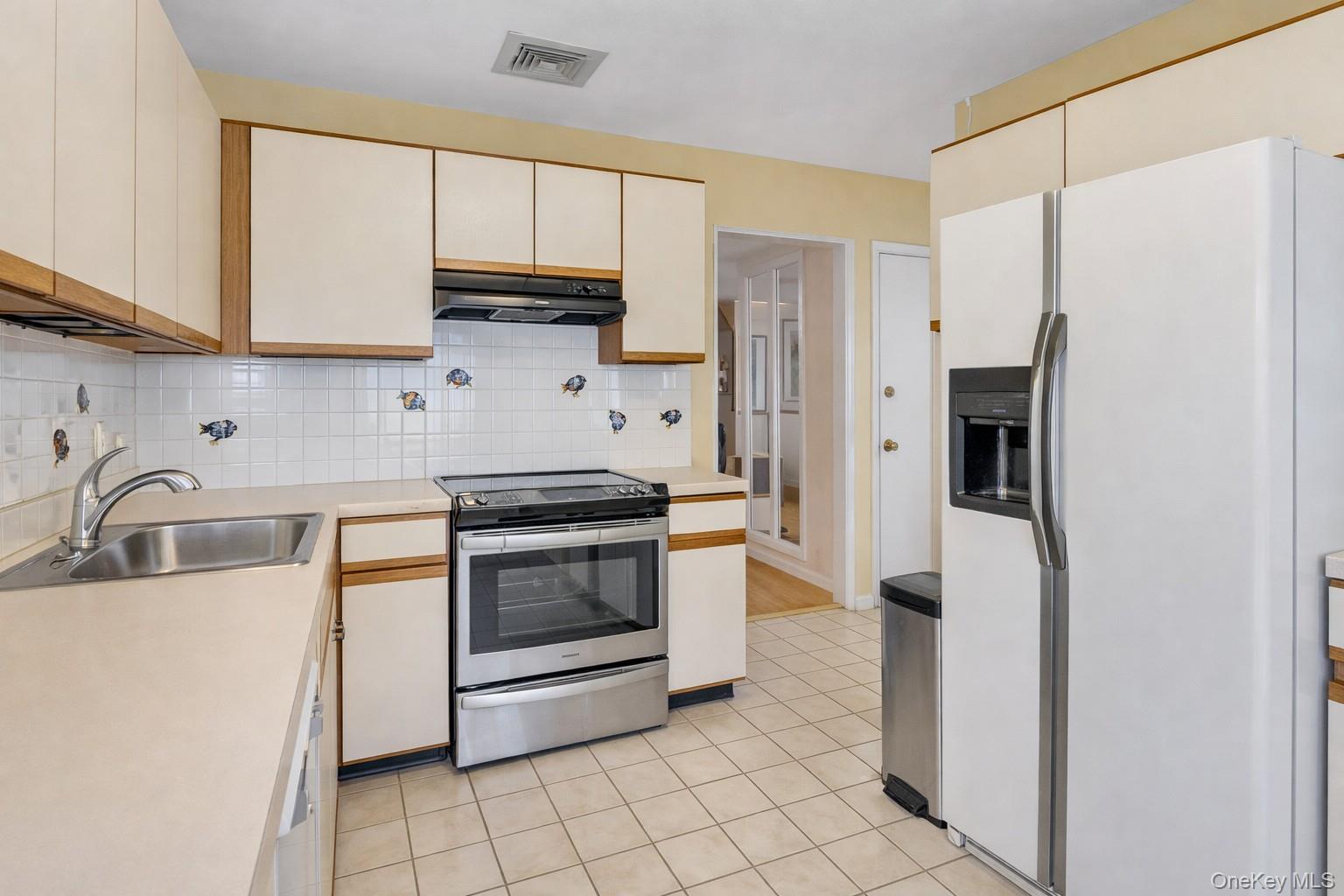 #4 photo, 4069 Express Drive, מחוז סאפוק Ronkonkoma , NY 11779