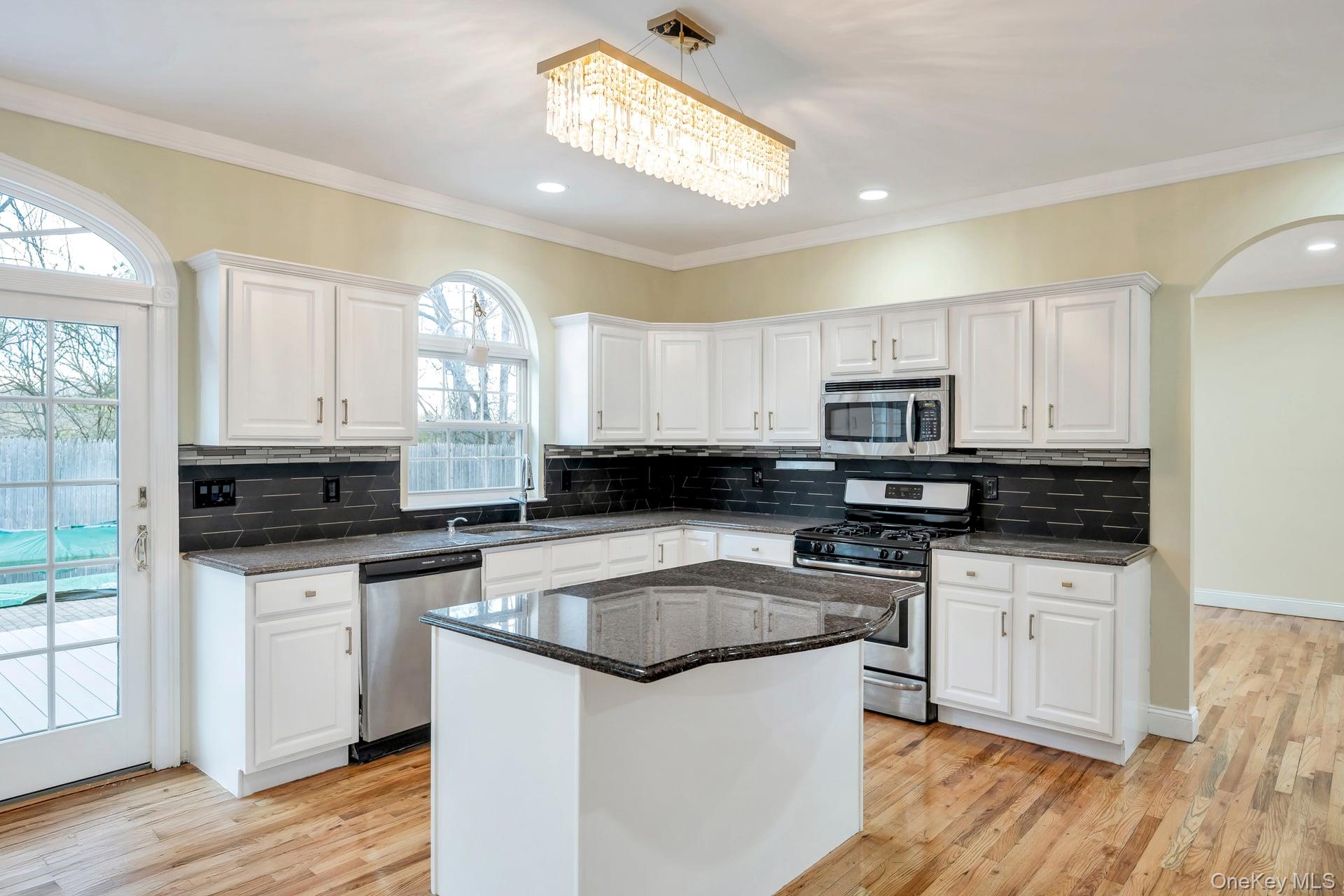 #17 photo, 1 Crystal Court, सफ़ोक काउंटी Smithtown , NY 11787