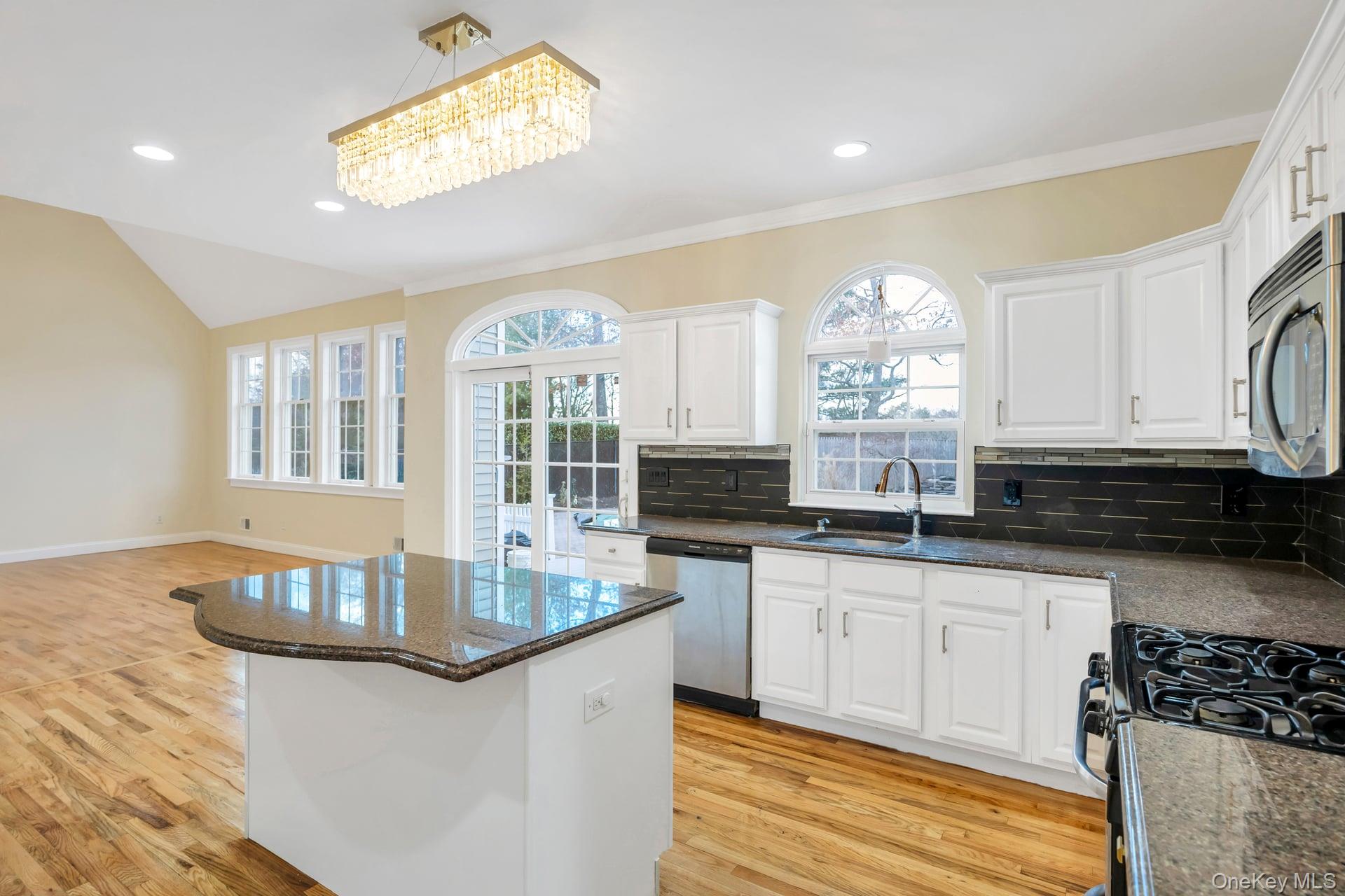 #19 photo, 1 Crystal Court, सफ़ोक काउंटी Smithtown , NY 11787