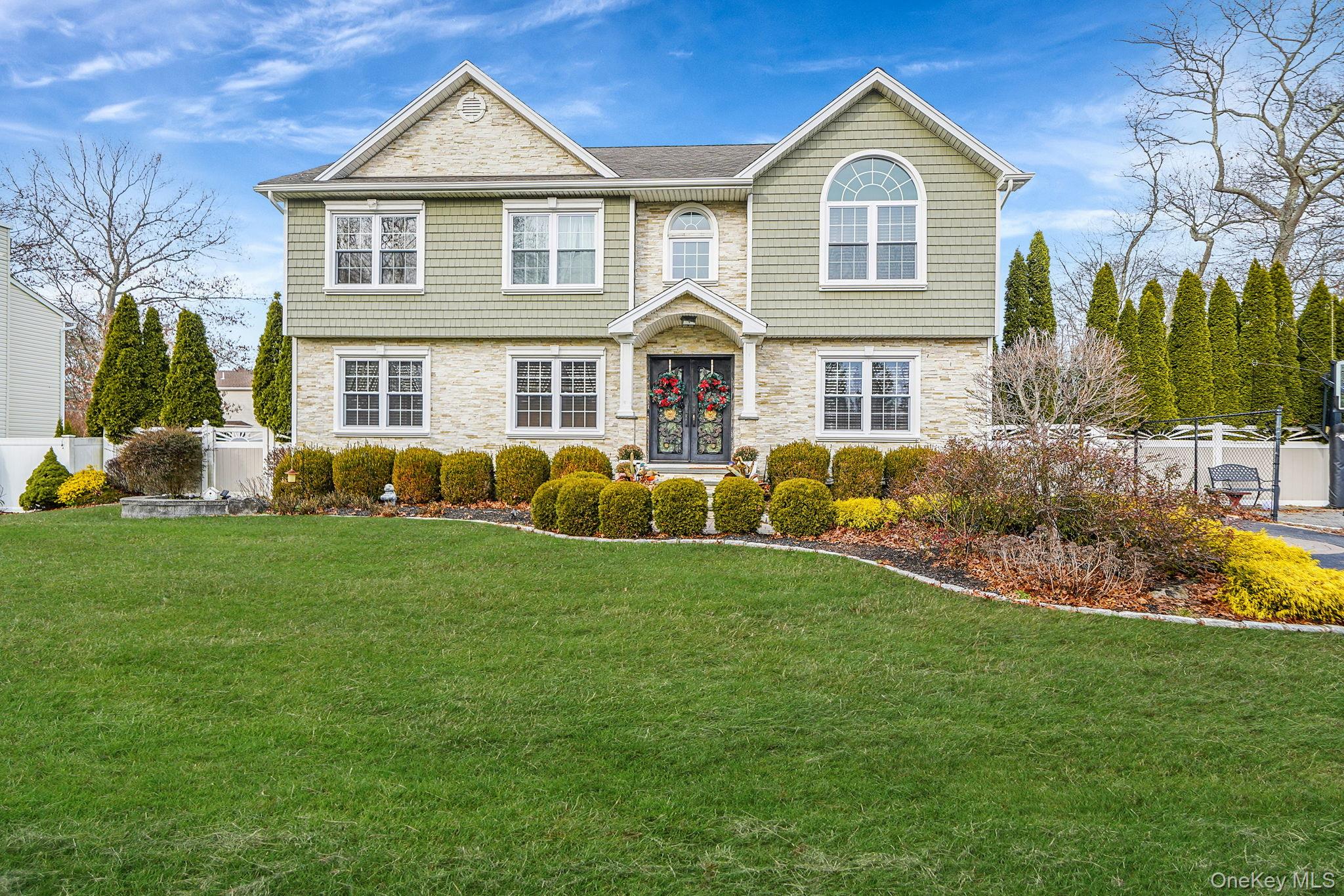 #1 photo, 31 Southaven Avenue, सफ़ोक काउंटी Mastic , NY 11950