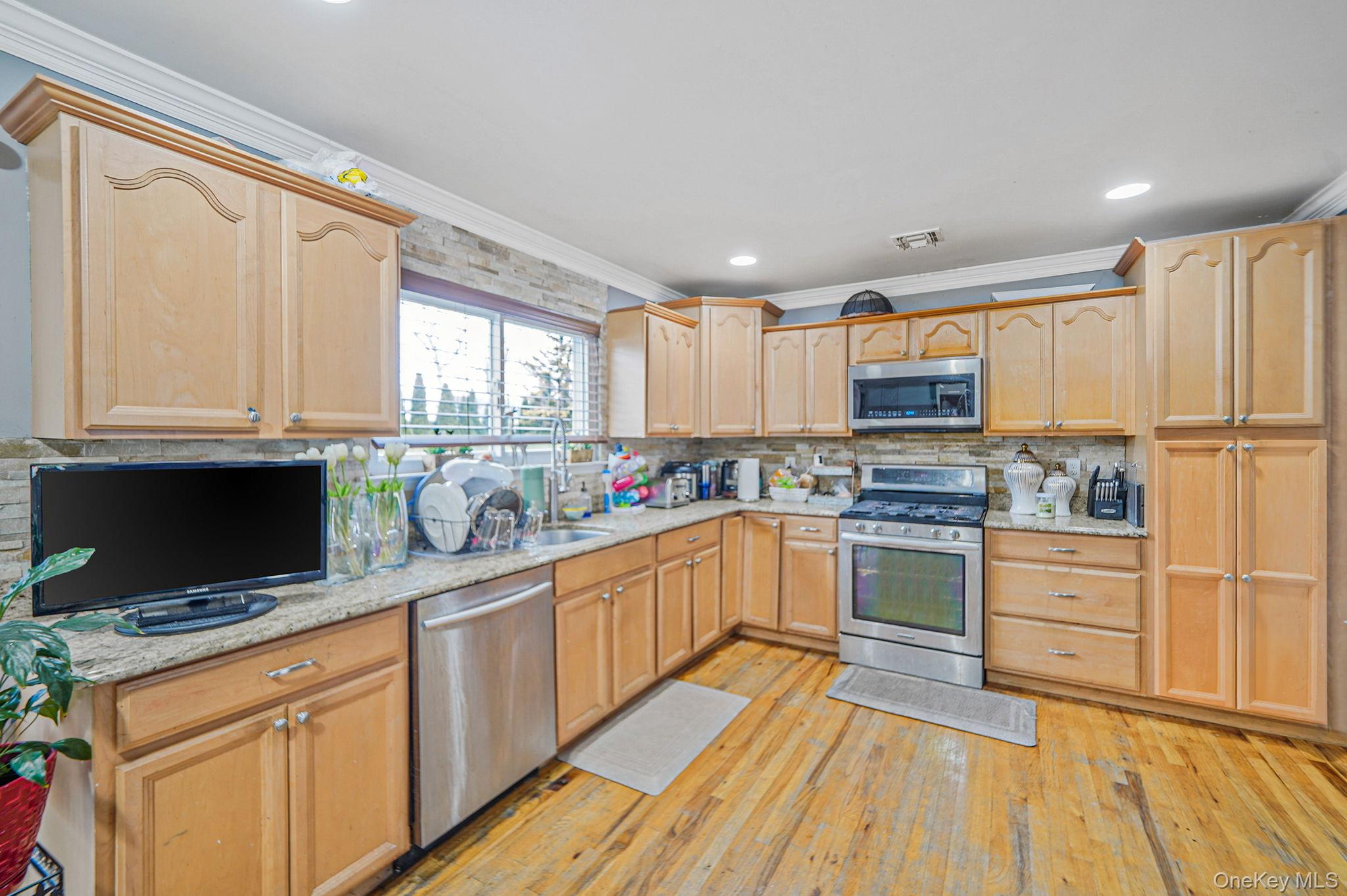 #9 photo, 31 Southaven Avenue, सफ़ोक काउंटी Mastic , NY 11950