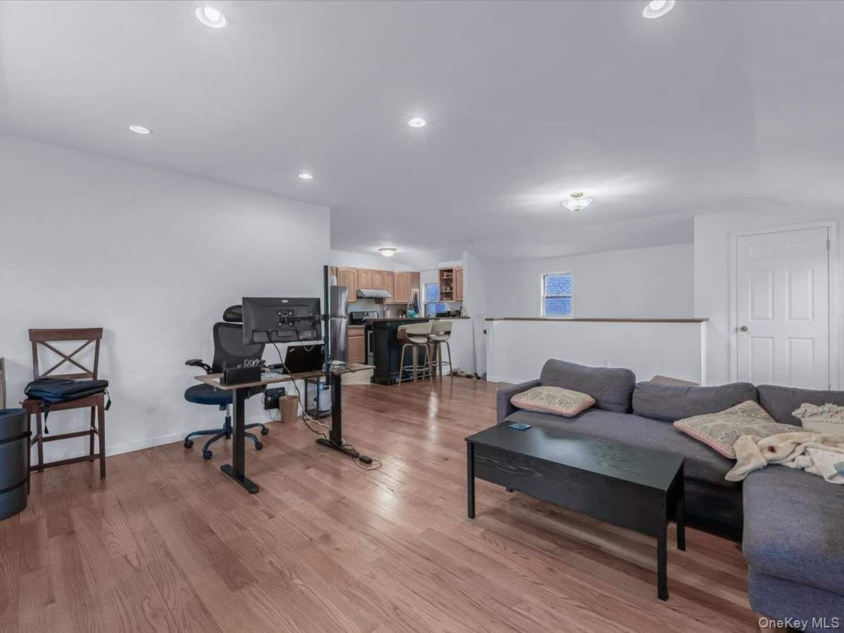 #3 photo, 34-32 205th Street, كوينز Bayside , NY 11361