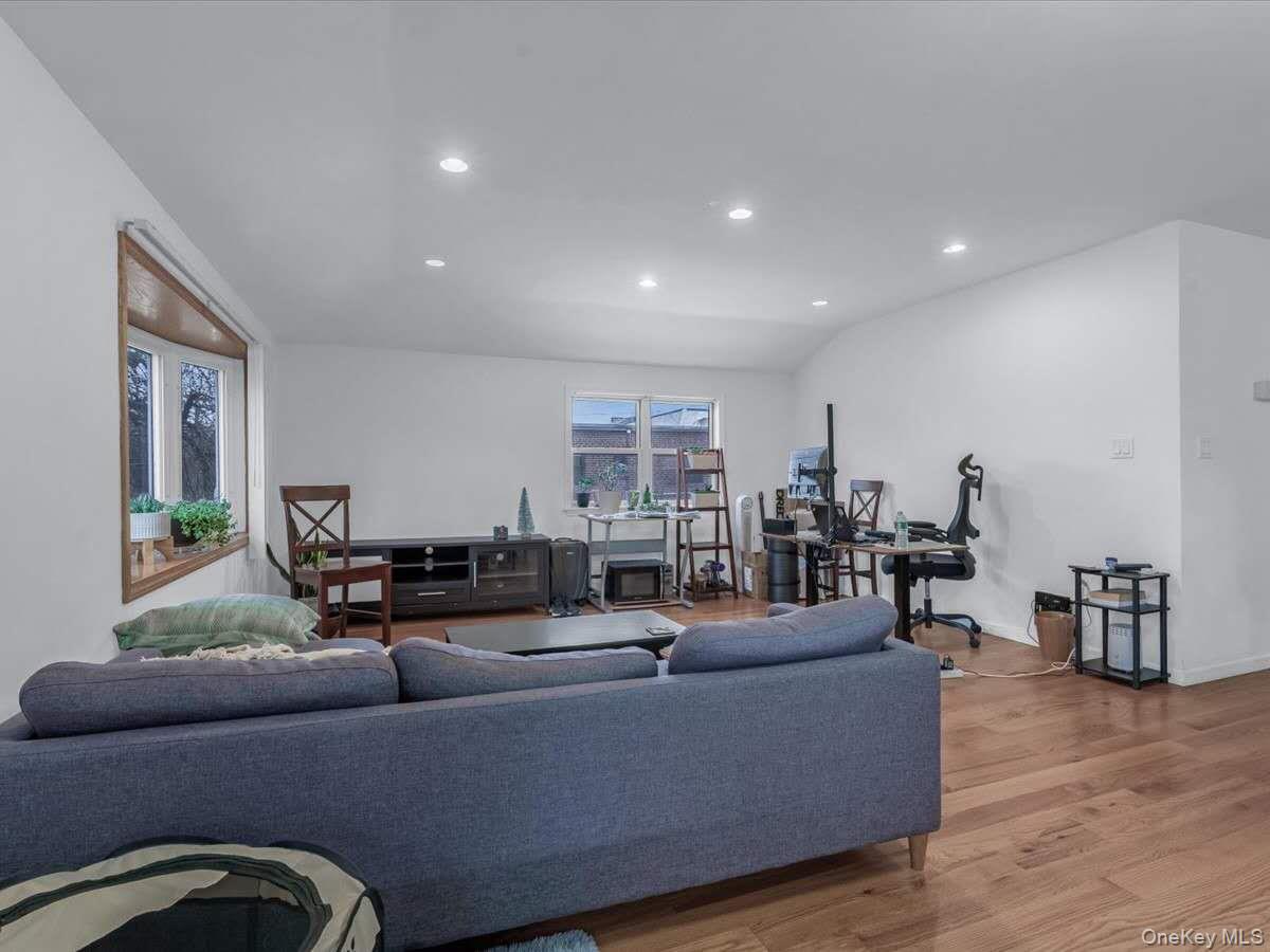 #4 photo, 34-32 205th Street, كوينز Bayside , NY 11361