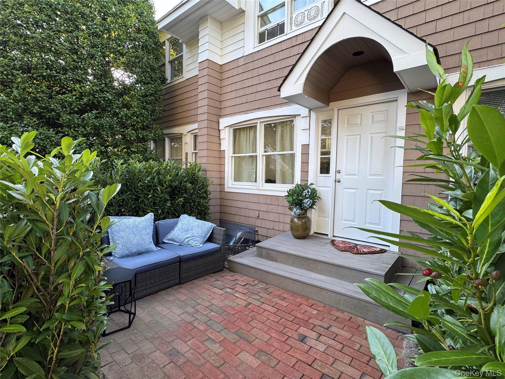 #1 photo, 49 Canoe Place Road, 东长岛 Hampton Bays , NY 11946