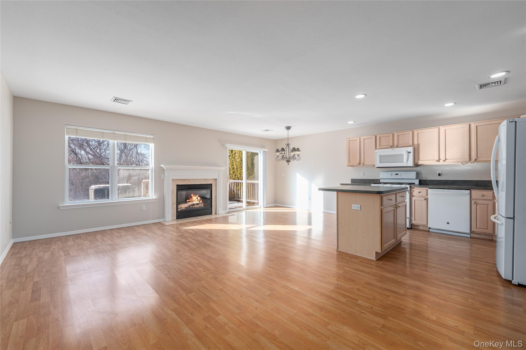 #3 photo, 1804 Willow Pond Drive, Саффолк ‖ Riverhead , NY 11901