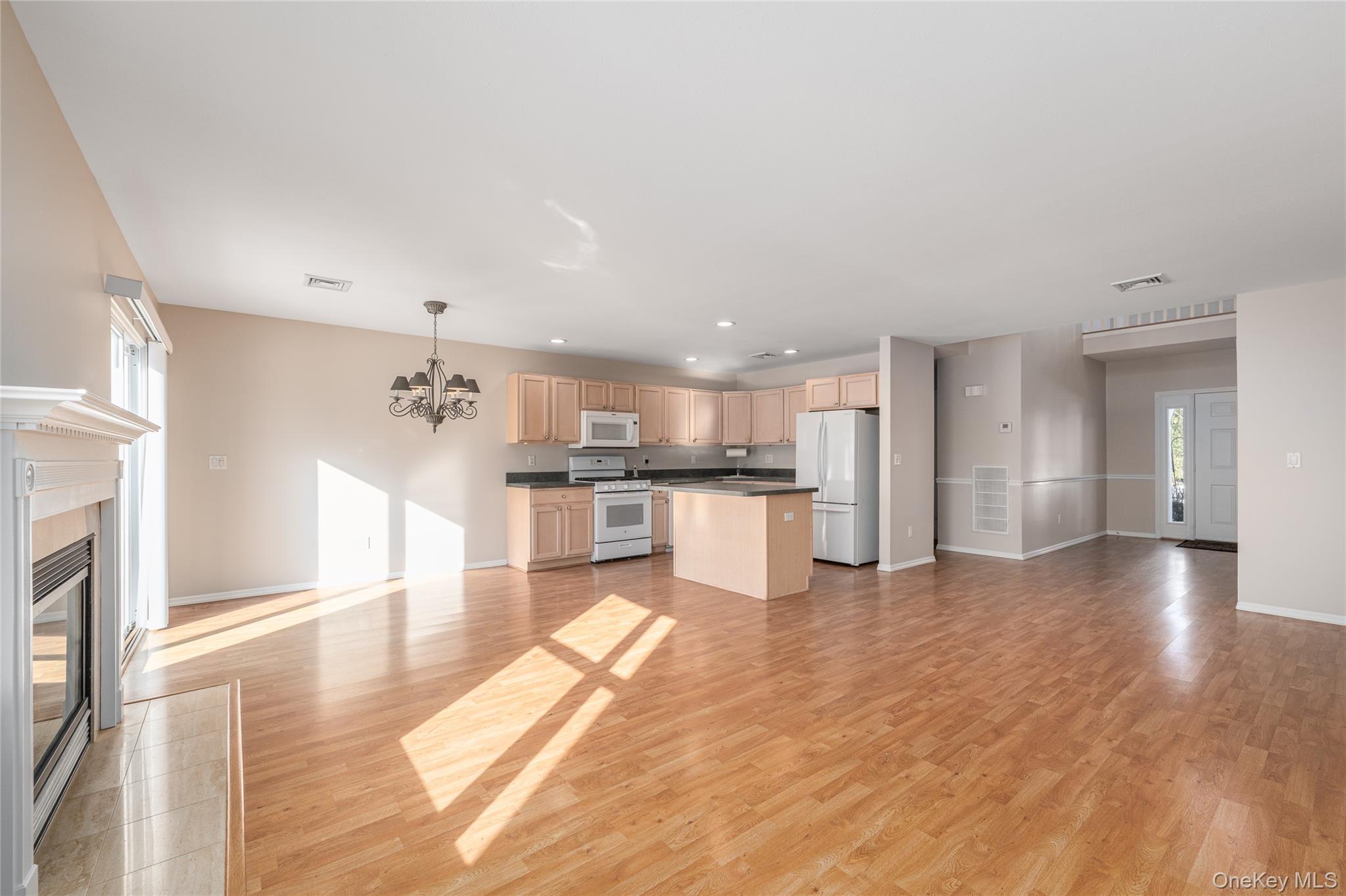 #5 photo, 1804 Willow Pond Drive, Саффолк ‖ Riverhead , NY 11901