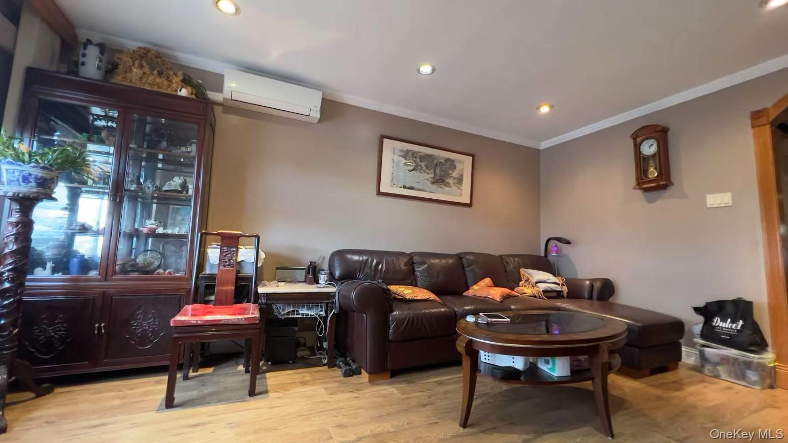 #6 photo, 6126 160th Street, Куинс ‖ Fresh Meadows , NY 11365