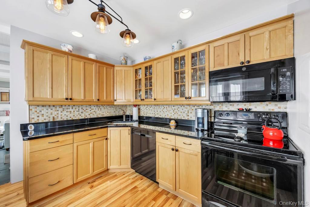 #19 photo, 23 Haven Lane, ناسو Levittown , NY 11756