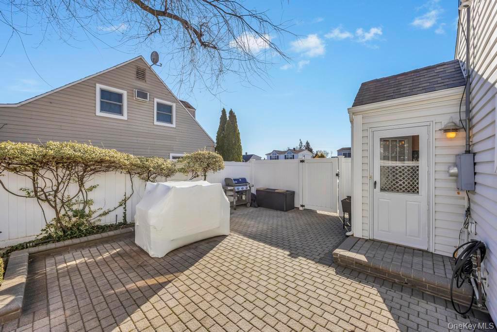 #9 photo, 23 Haven Lane, ناسو Levittown , NY 11756