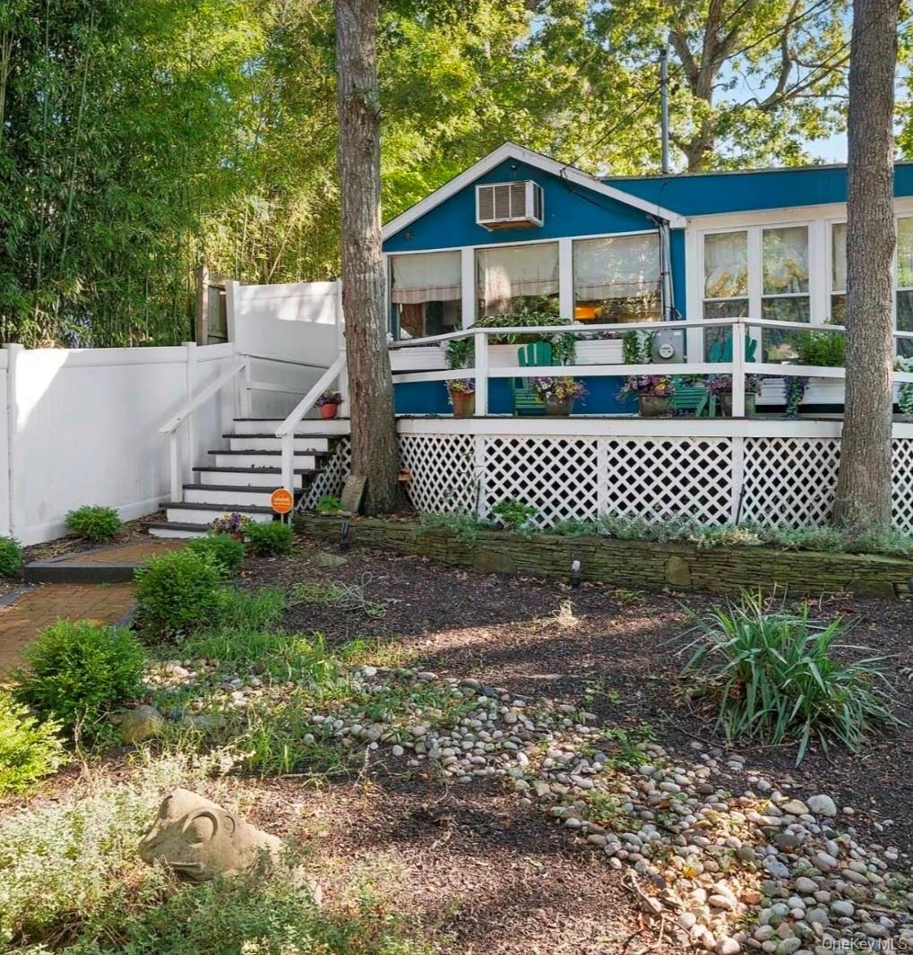 #1 photo, 74 Richardson Avenue, सफ़ोक काउंटी East Hampton , NY 11937