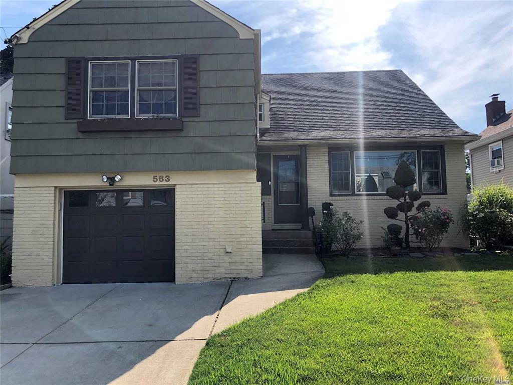 #1 photo, 563 Albemarle Place, מחוז נסאו Cedarhurst , NY 11516