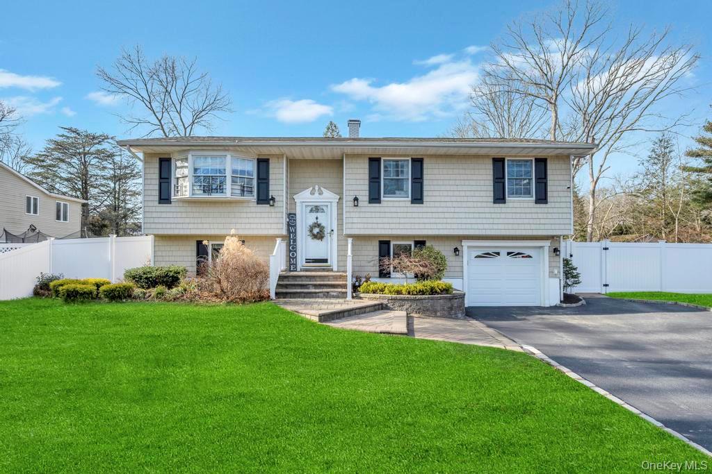 #1 photo, 62 Forest Avenue, מחוז סאפוק Lake Grove , NY 11755