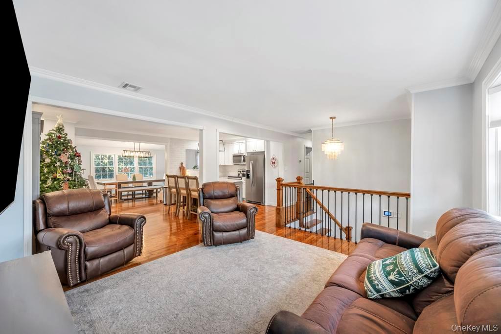 #7 photo, 62 Forest Avenue, מחוז סאפוק Lake Grove , NY 11755