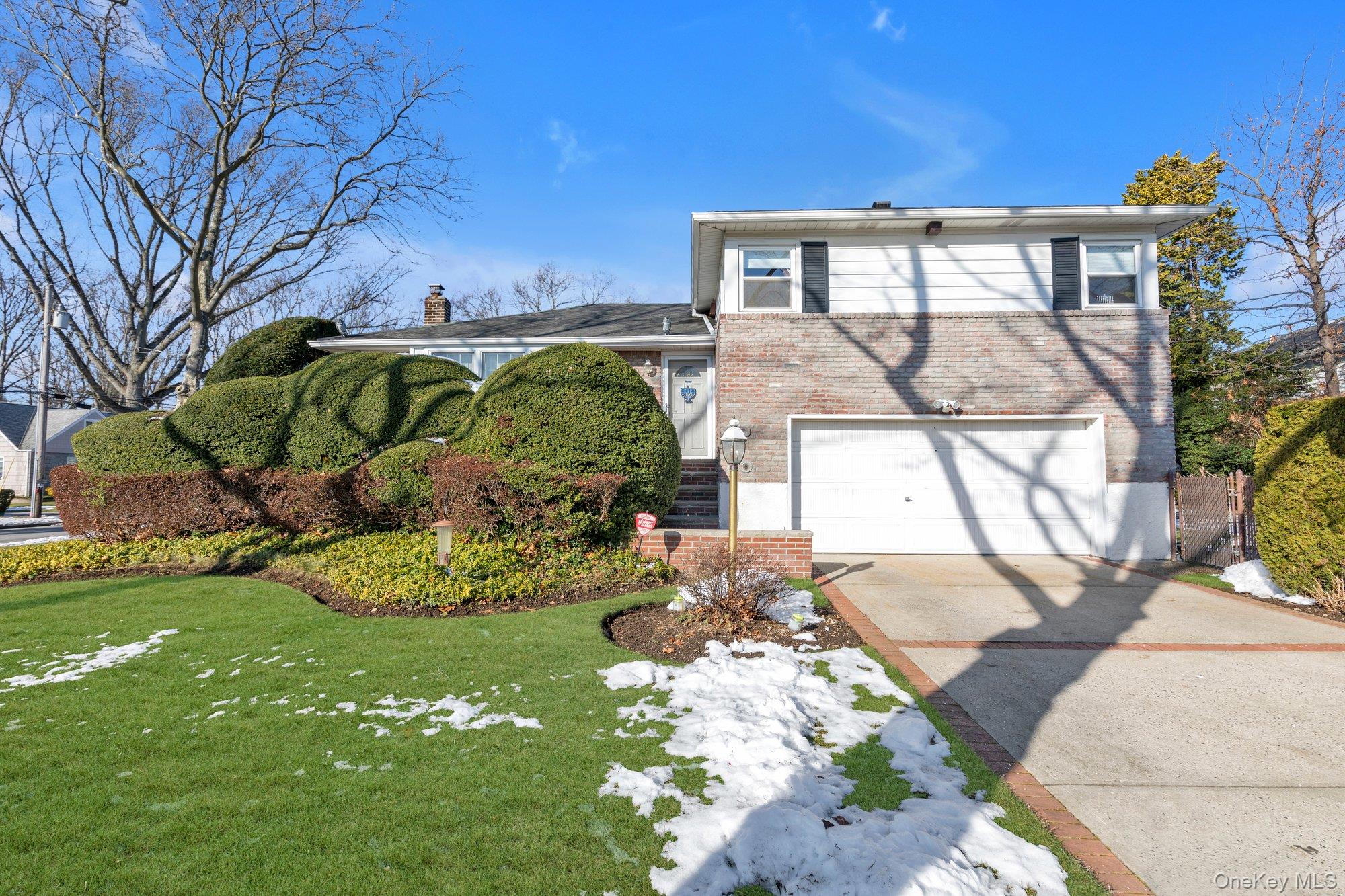 #1 photo, 1355 Sally Court, नासाउ काउंटी East Meadow , NY 11554