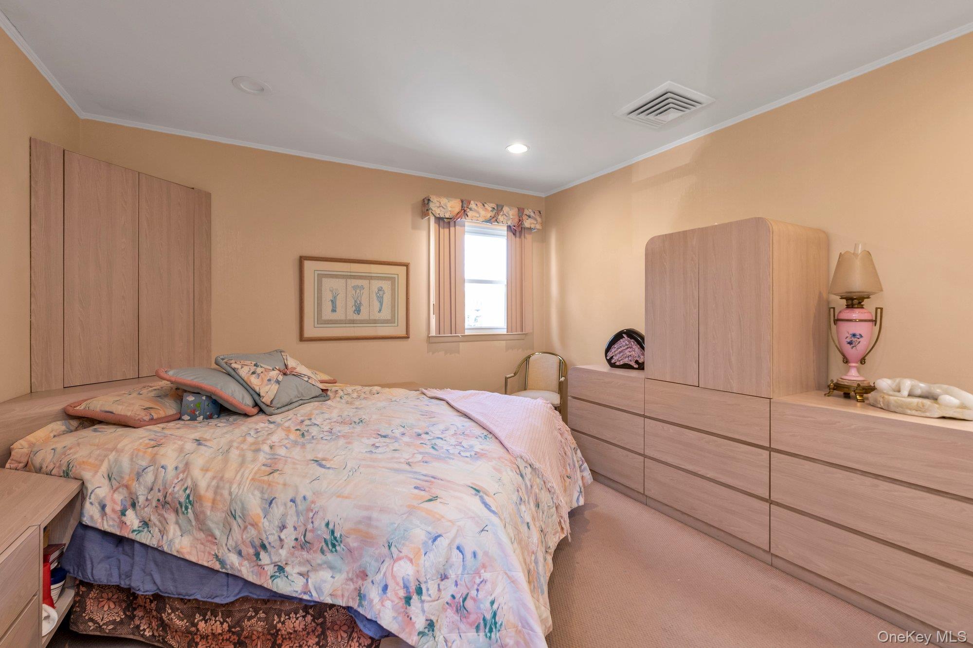 #12 photo, 1355 Sally Court, नासाउ काउंटी East Meadow , NY 11554