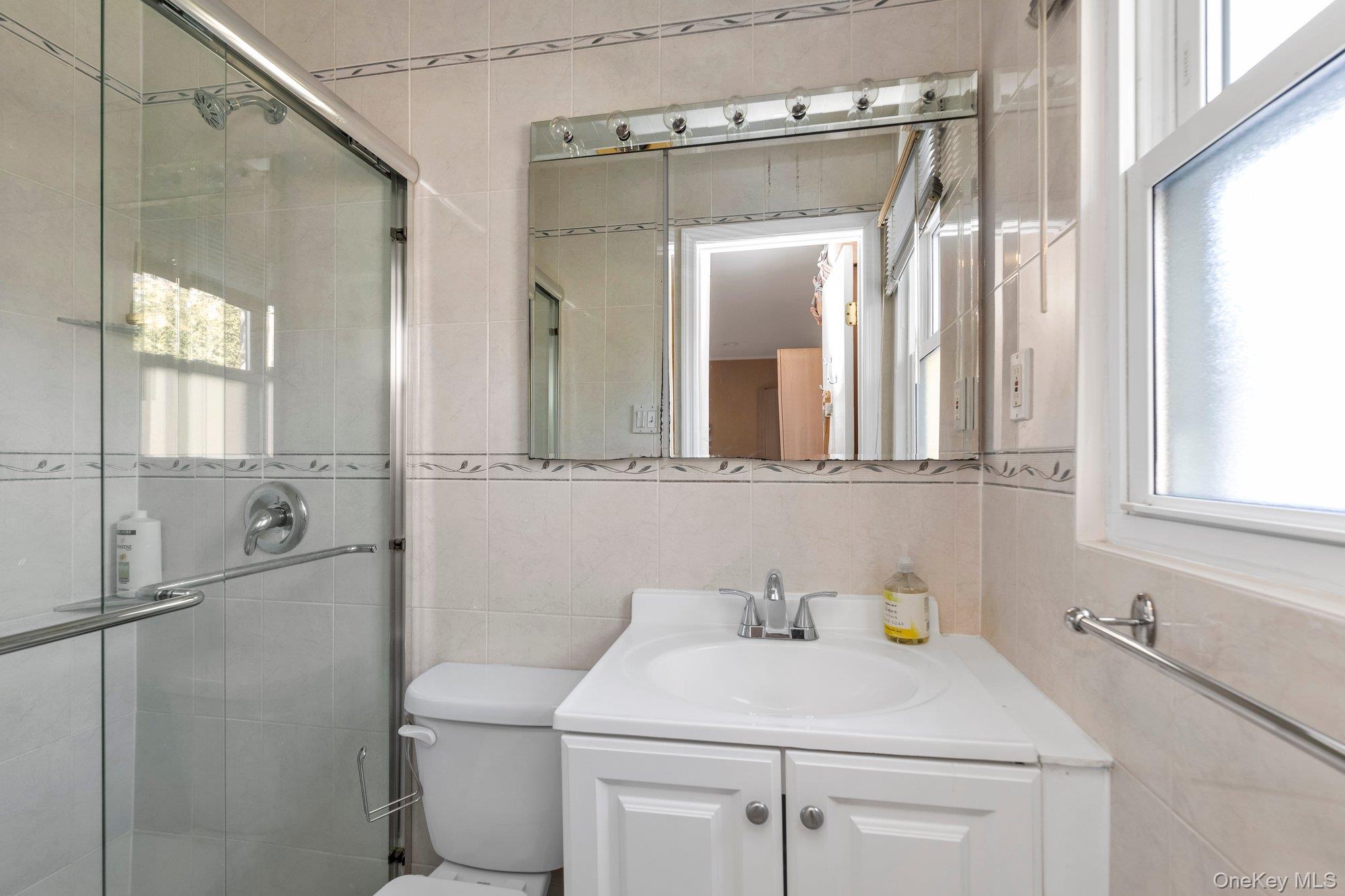 #13 photo, 1355 Sally Court, नासाउ काउंटी East Meadow , NY 11554