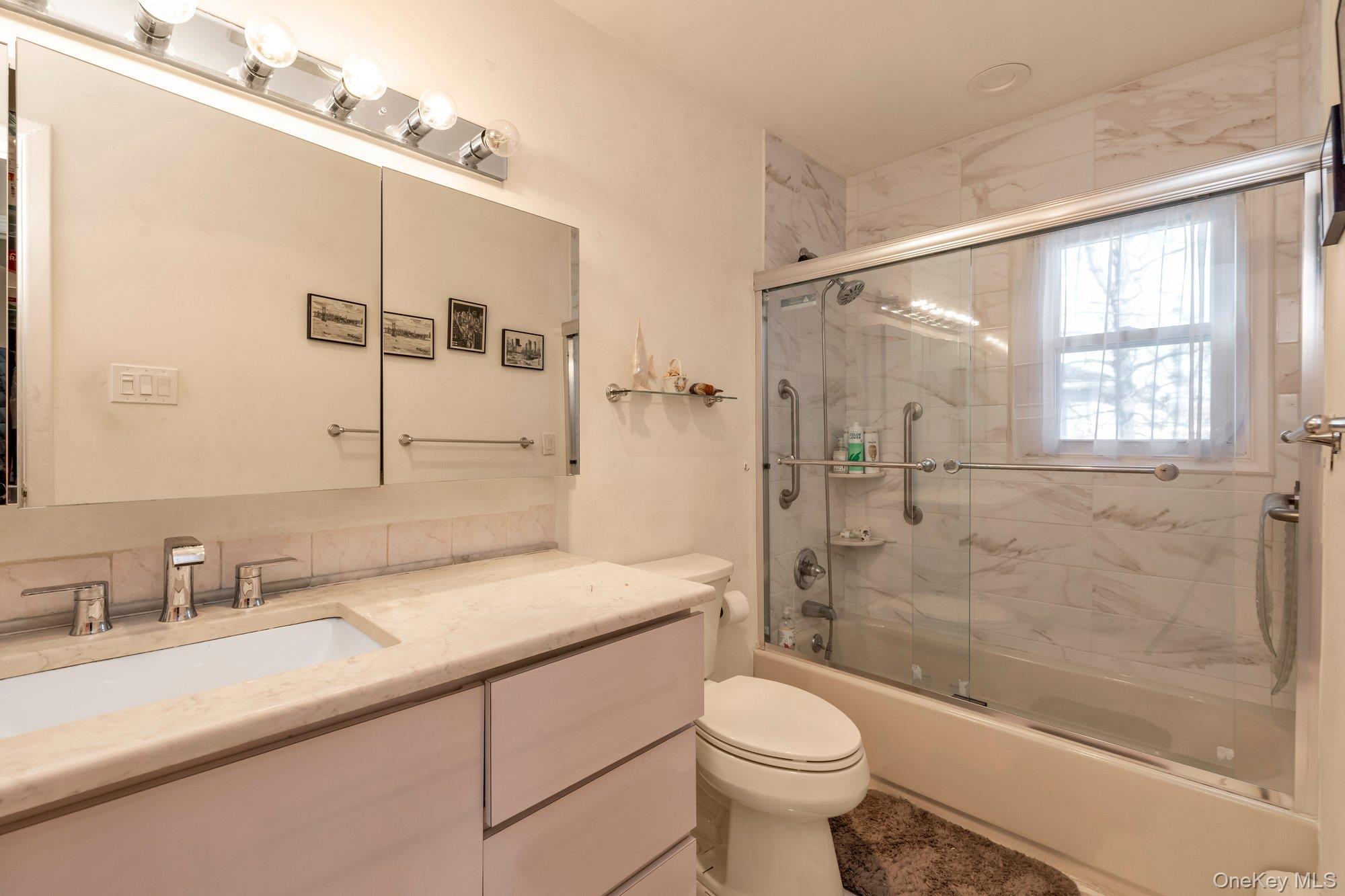 #16 photo, 1355 Sally Court, नासाउ काउंटी East Meadow , NY 11554