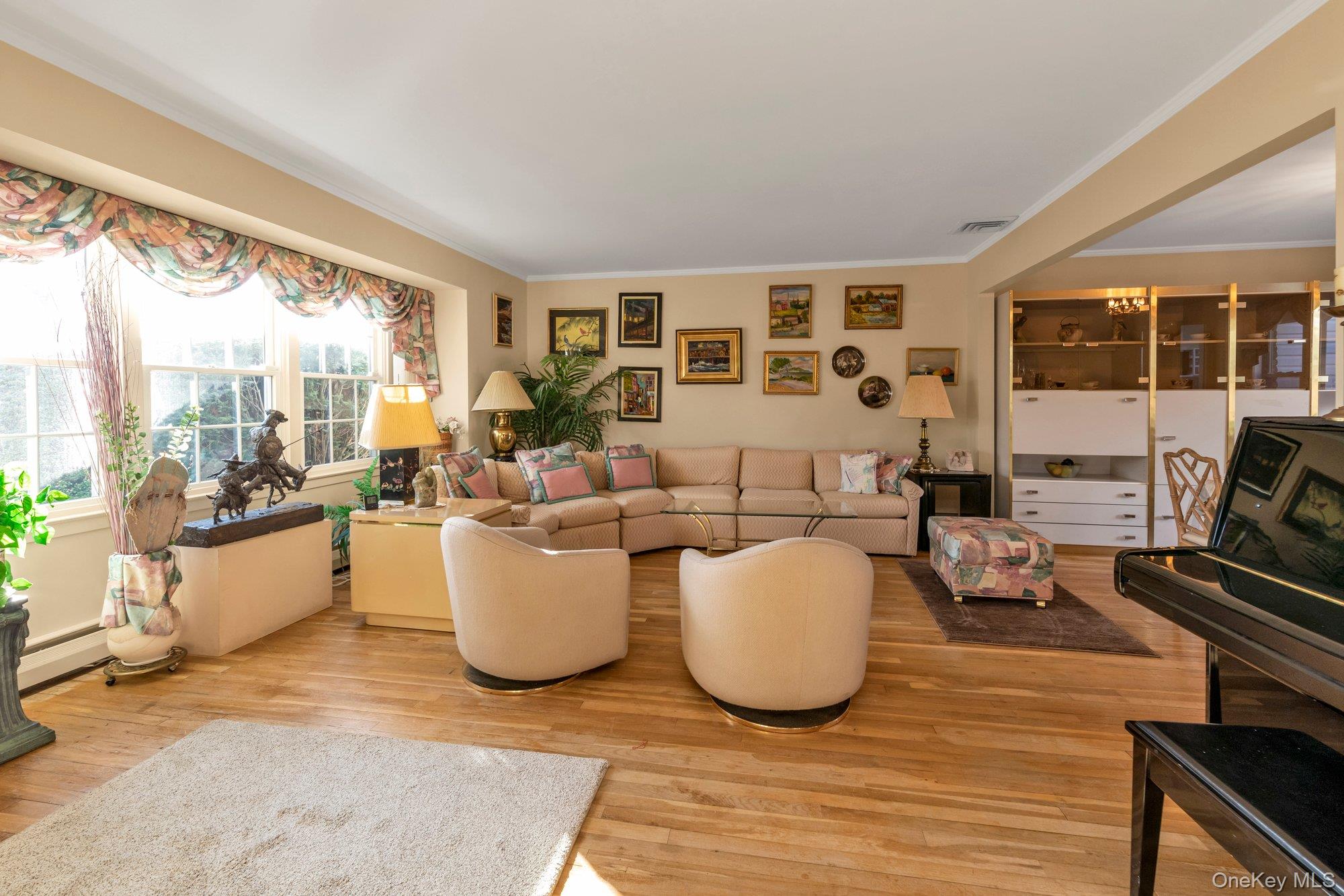 #2 photo, 1355 Sally Court, नासाउ काउंटी East Meadow , NY 11554