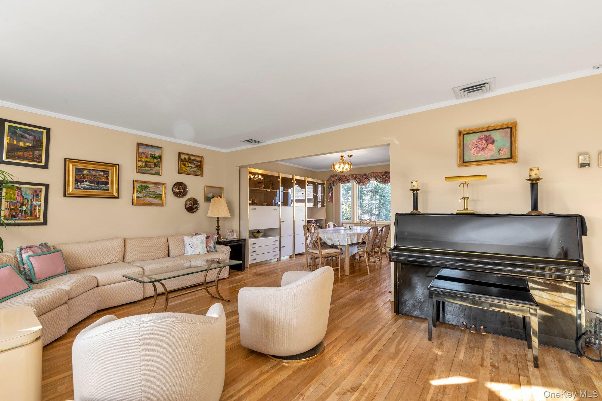 #3 photo, 1355 Sally Court, नासाउ काउंटी East Meadow , NY 11554