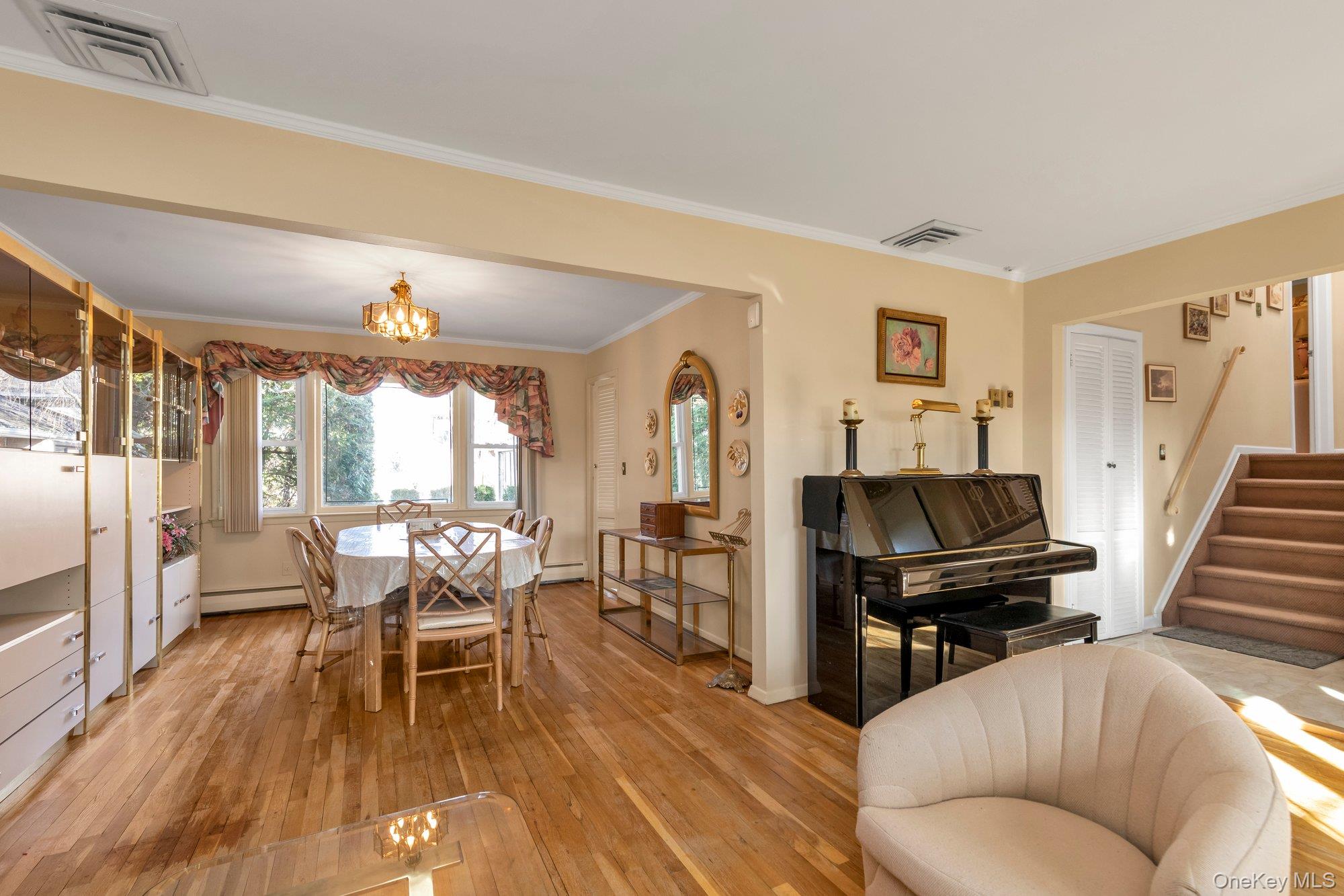 #4 photo, 1355 Sally Court, नासाउ काउंटी East Meadow , NY 11554