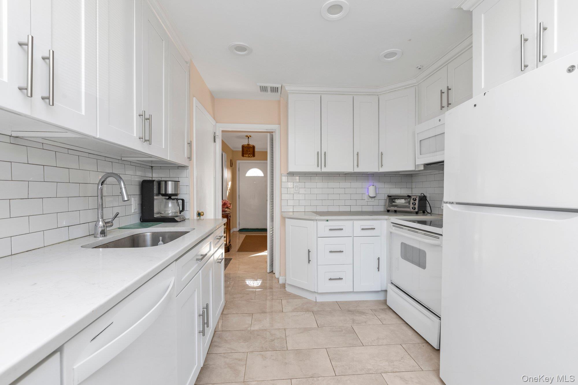 #7 photo, 1355 Sally Court, नासाउ काउंटी East Meadow , NY 11554