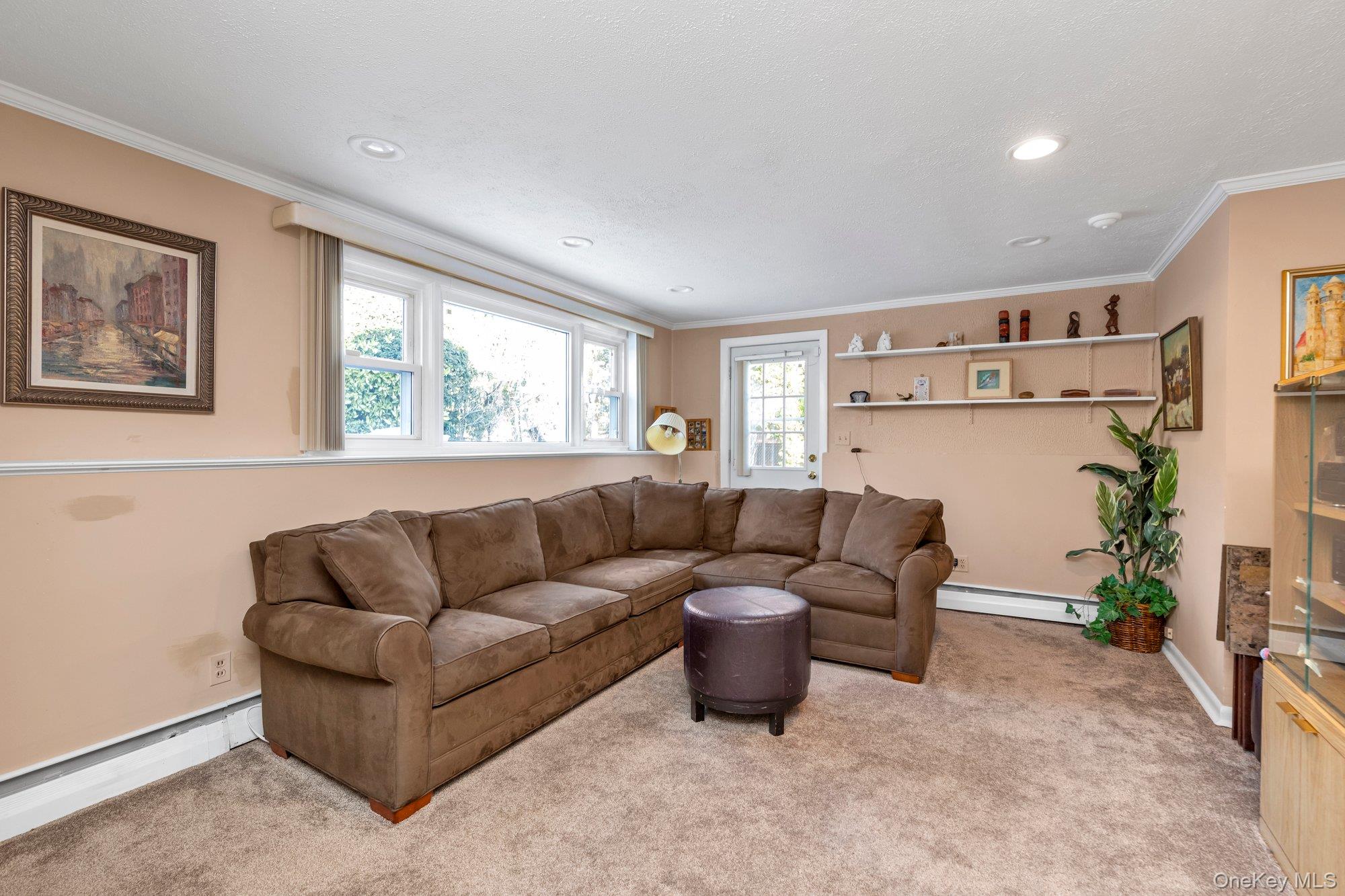 #8 photo, 1355 Sally Court, नासाउ काउंटी East Meadow , NY 11554