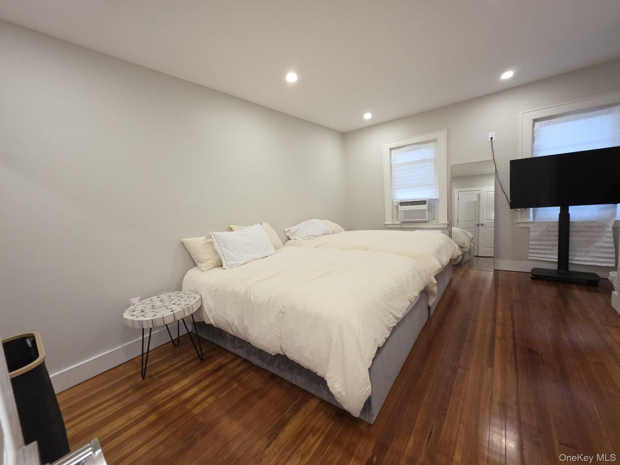 #14 photo, 325 Pacific Avenue, מחוז נסאו Cedarhurst , NY 11516