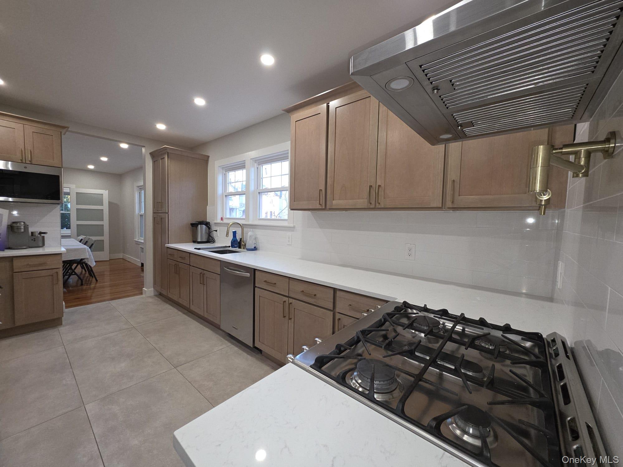 #6 photo, 325 Pacific Avenue, מחוז נסאו Cedarhurst , NY 11516