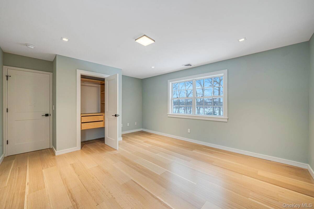 #21 photo, 7 Sander Court, Саффолк ‖ Middle Island , NY 11953