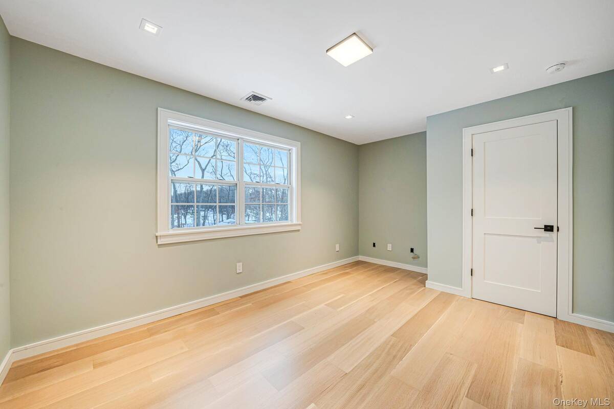 #23 photo, 7 Sander Court, Саффолк ‖ Middle Island , NY 11953