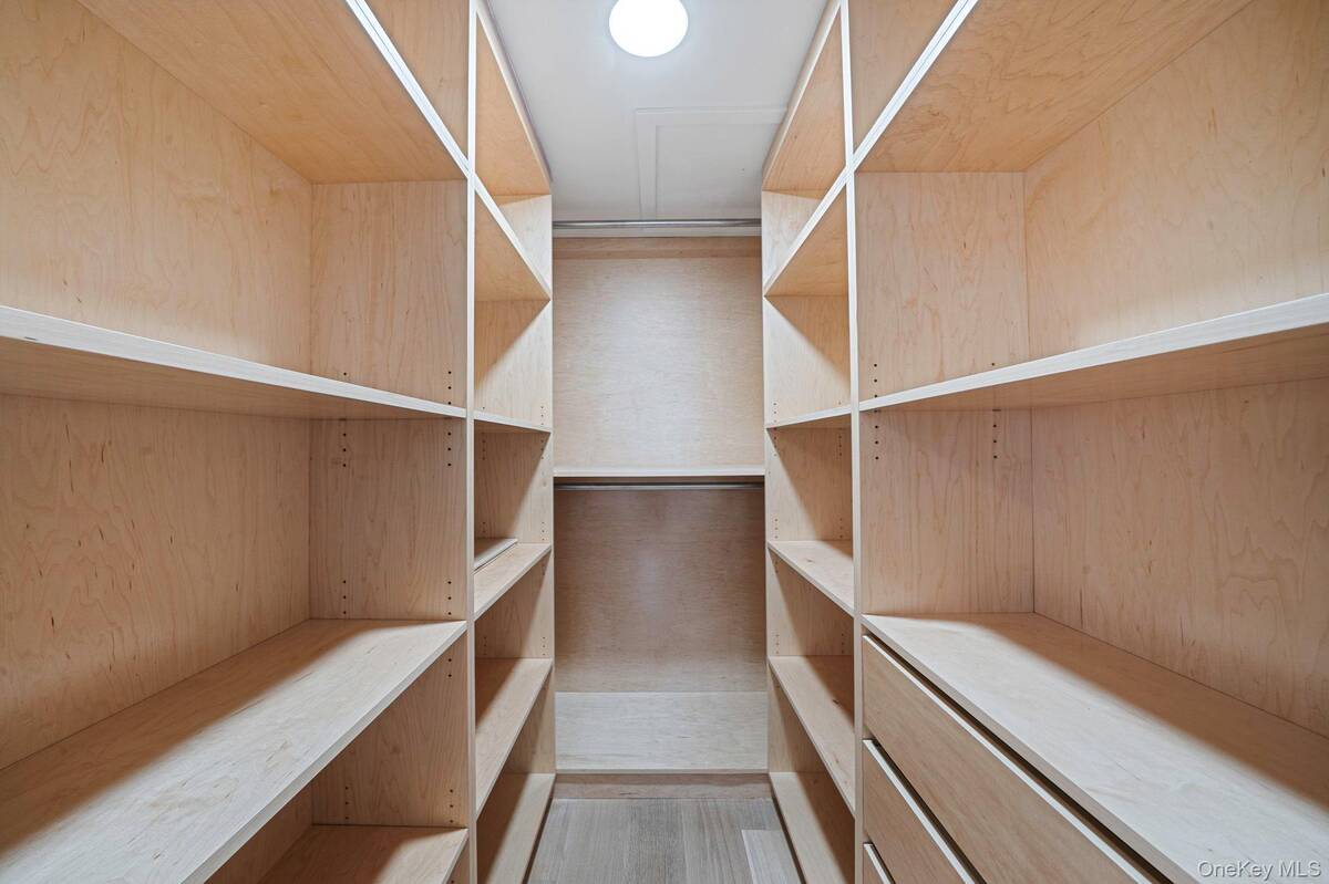 #25 photo, 7 Sander Court, Саффолк ‖ Middle Island , NY 11953