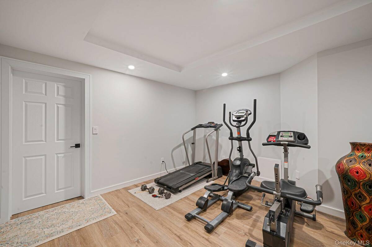 #31 photo, 7 Sander Court, Саффолк ‖ Middle Island , NY 11953