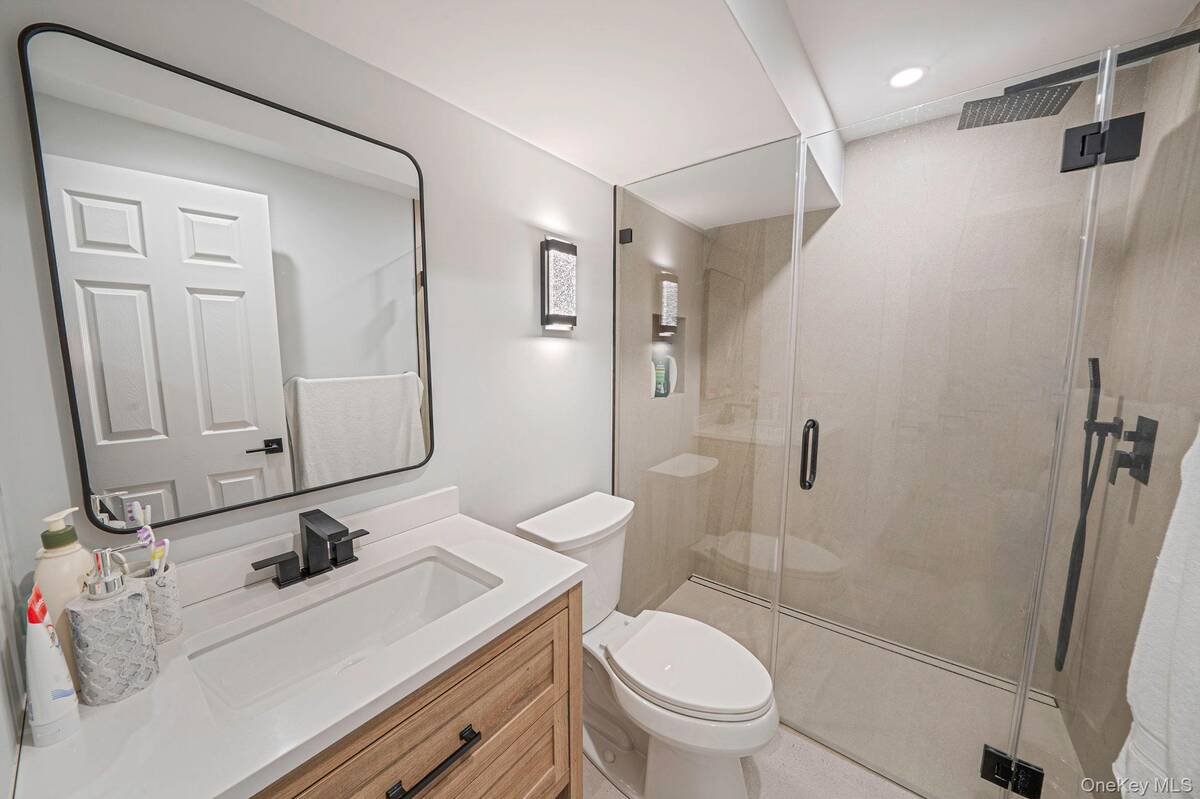 #33 photo, 7 Sander Court, Саффолк ‖ Middle Island , NY 11953