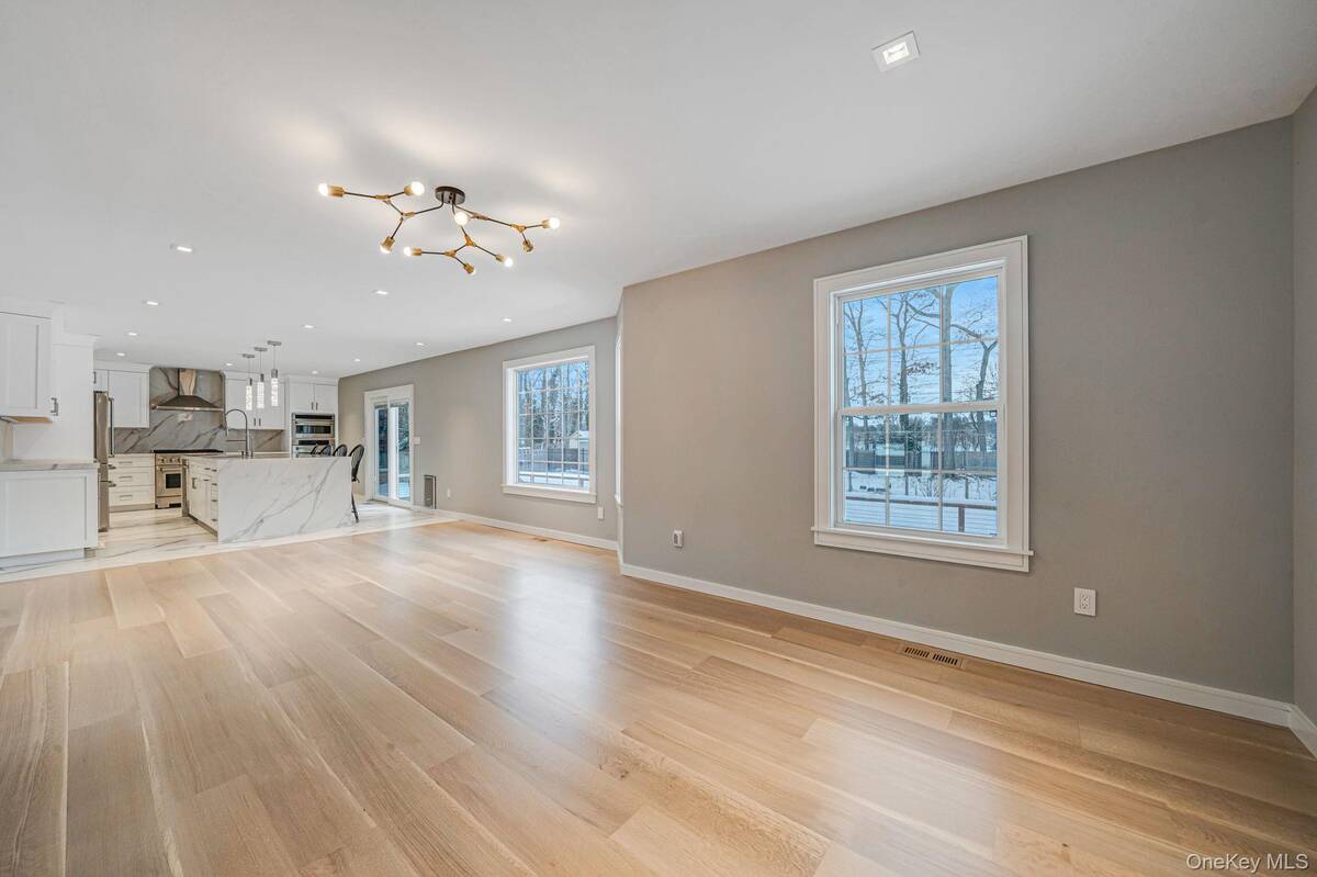 #8 photo, 7 Sander Court, Саффолк ‖ Middle Island , NY 11953