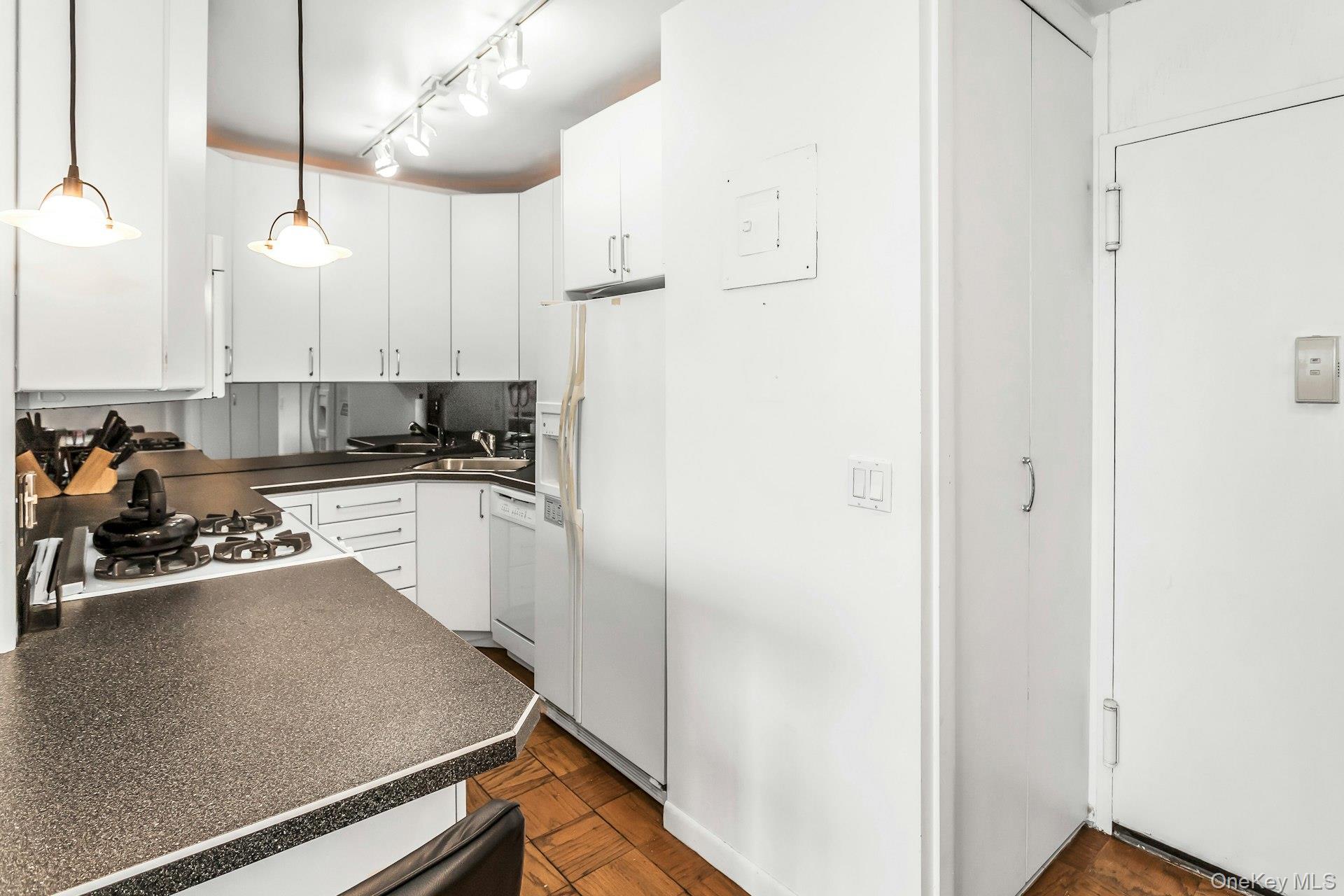 #11 photo, 269-10 Grand Central Parkway, कुईंस Floral Park , NY 11005