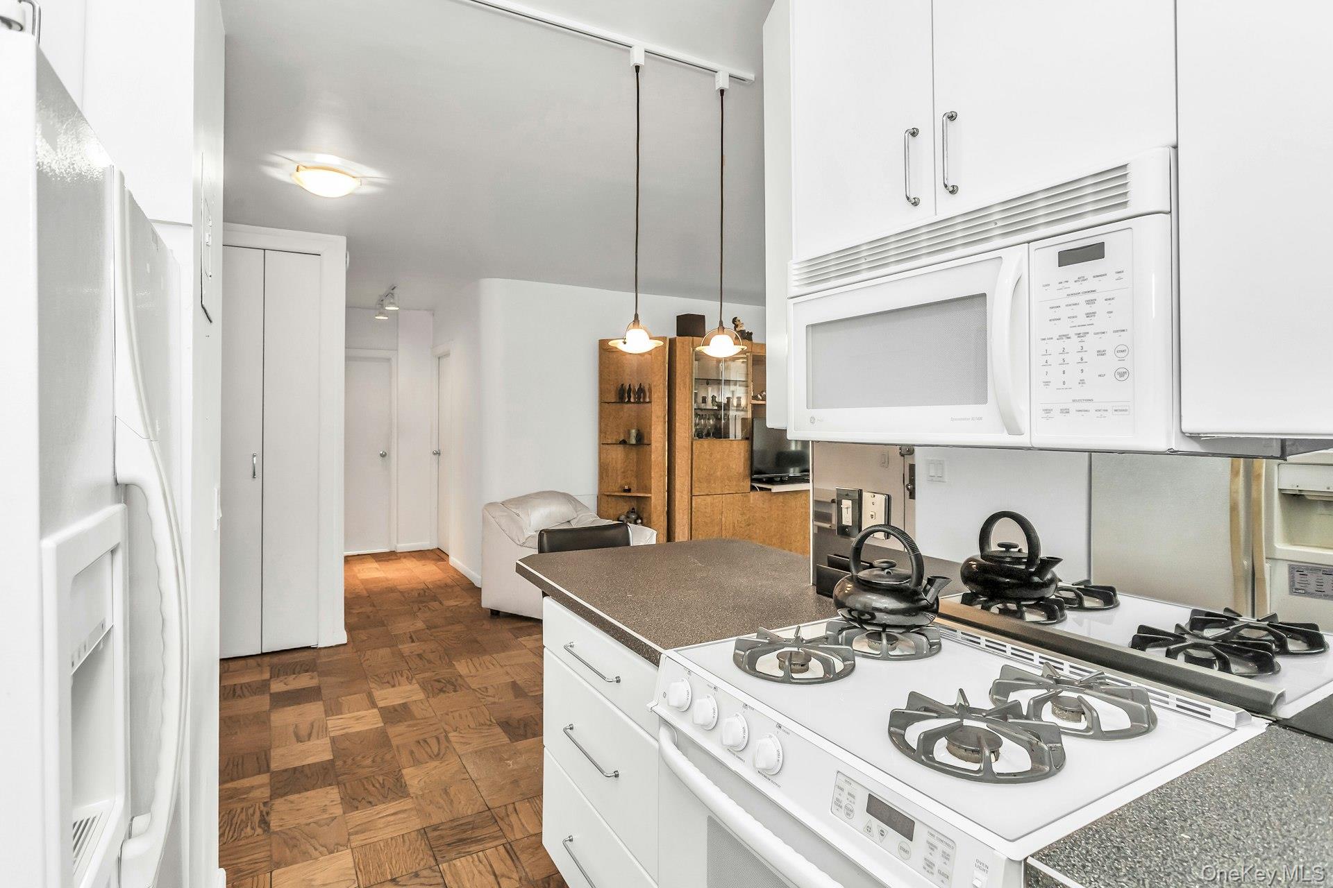 #13 photo, 269-10 Grand Central Parkway, कुईंस Floral Park , NY 11005